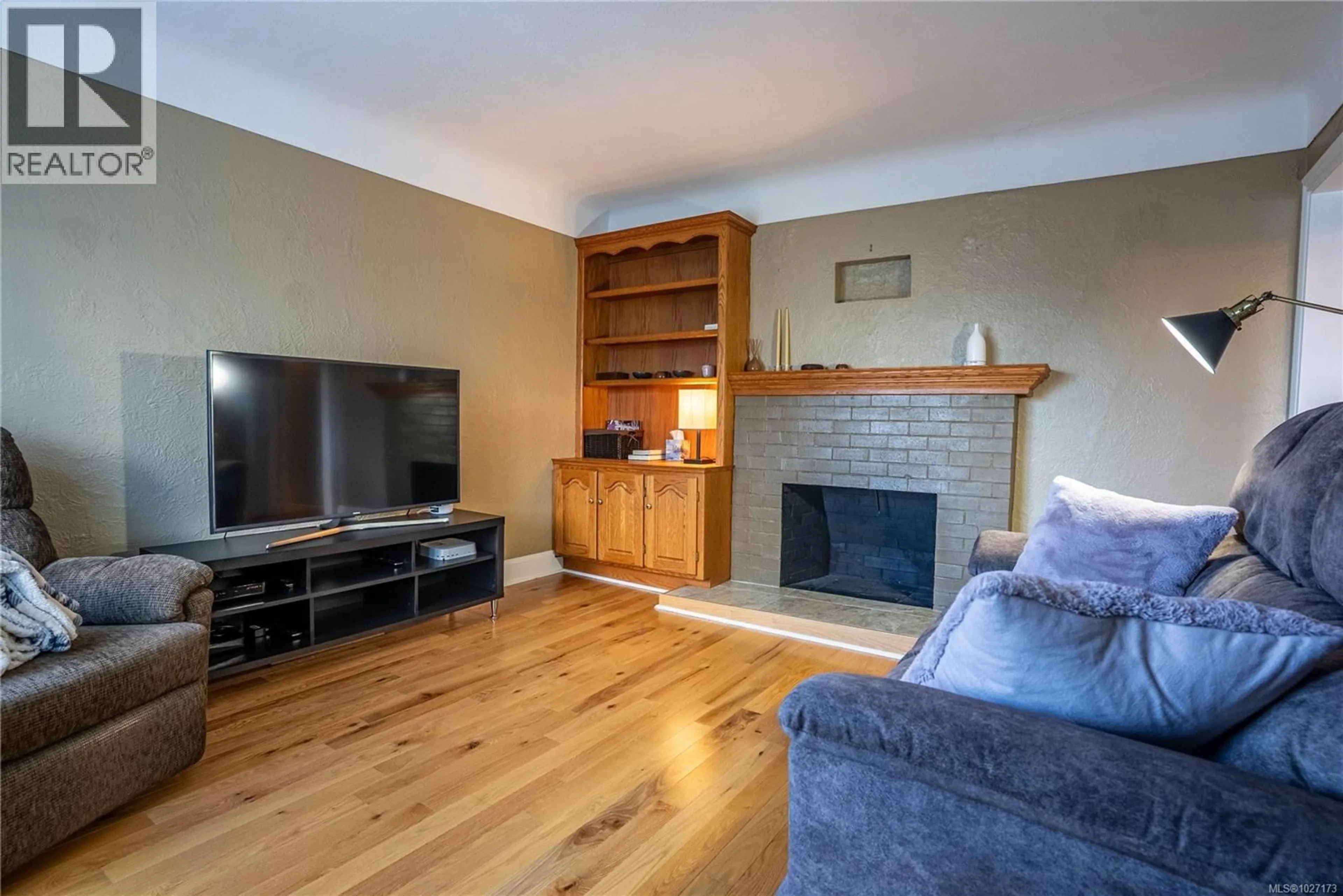 Living room with furniture, wood/laminate floor for 3165 WASCANA STREET, Saanich British Columbia V9A1W4