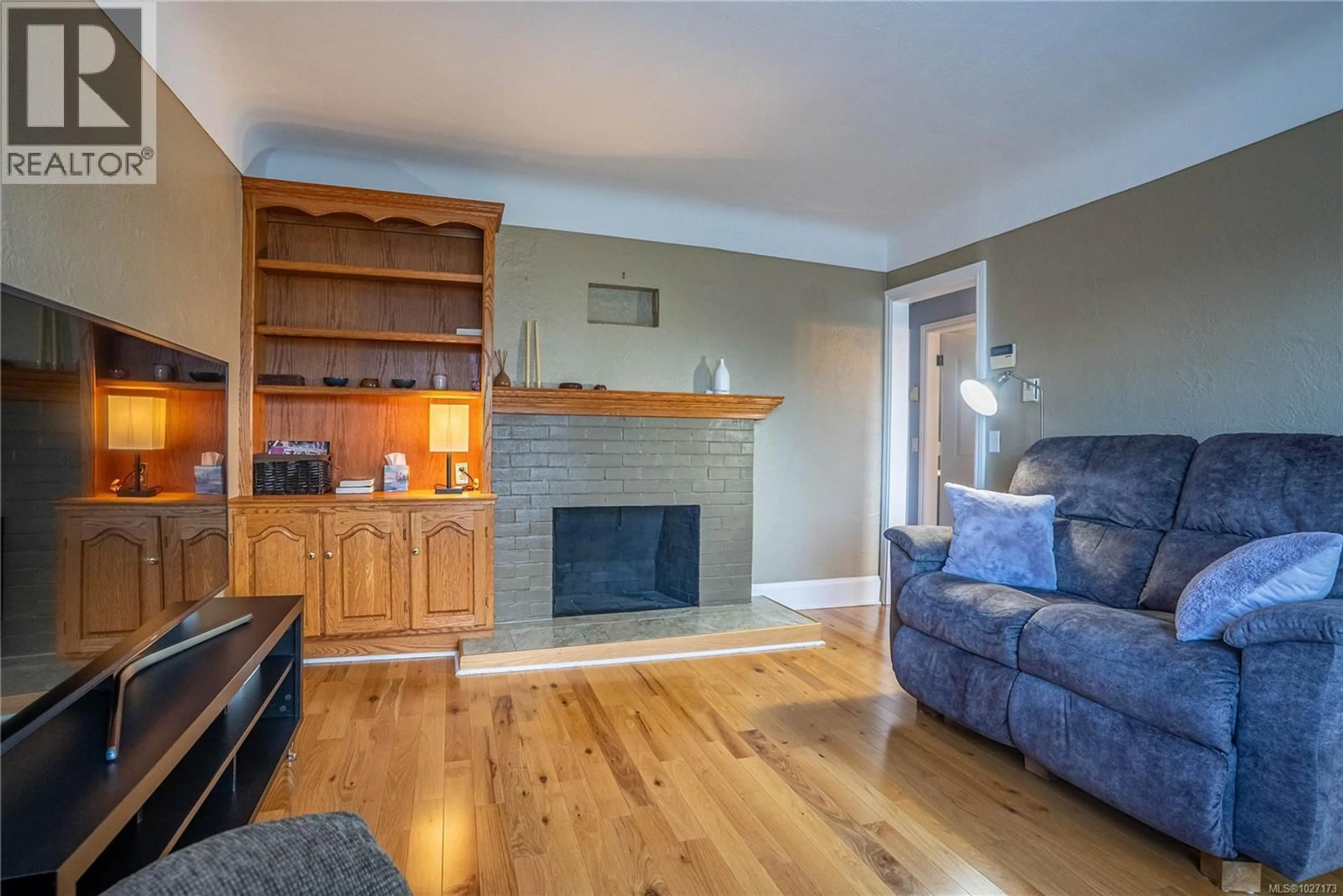 Living room with furniture, wood/laminate floor for 3165 WASCANA STREET, Saanich British Columbia V9A1W4