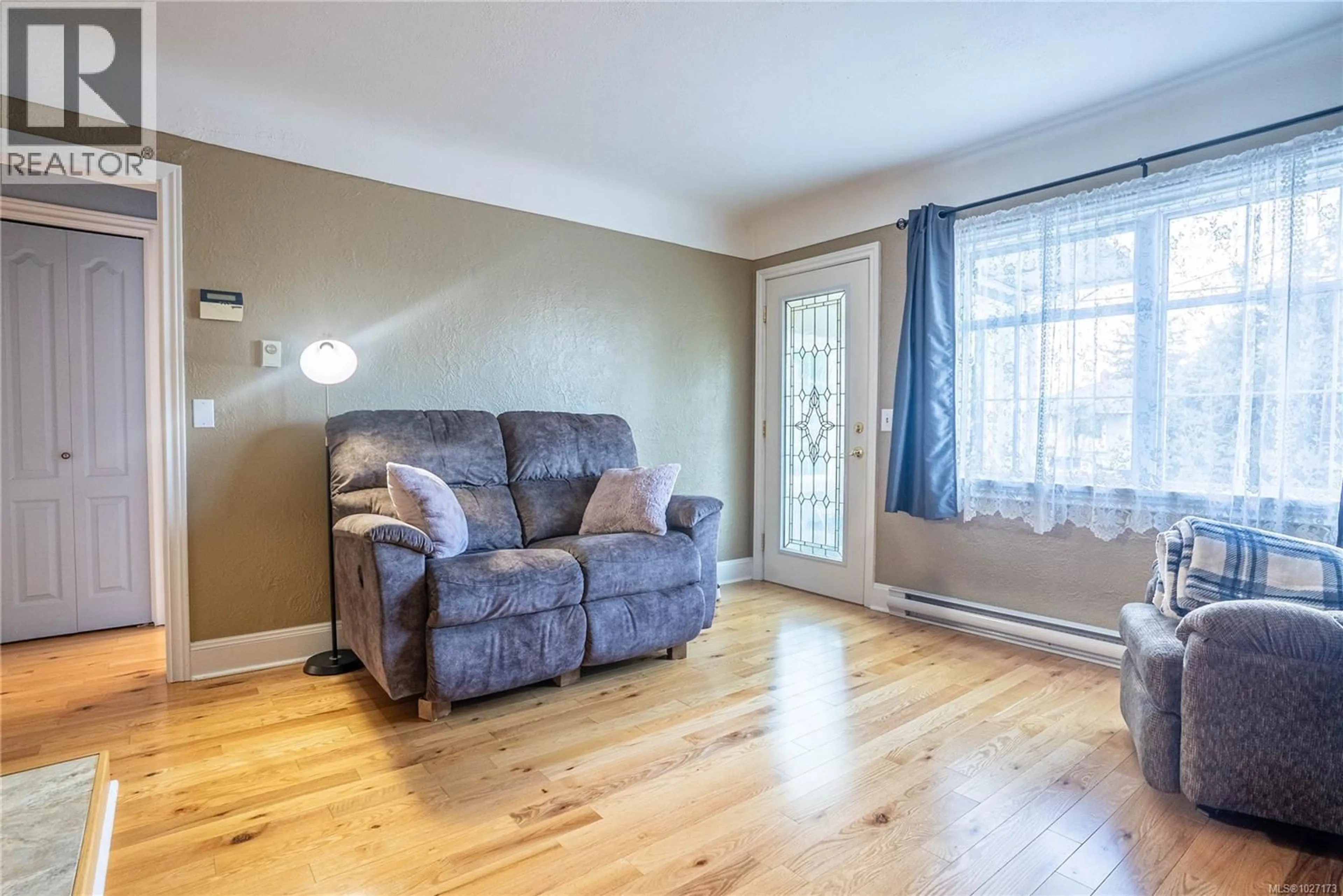 Living room with furniture, wood/laminate floor for 3165 WASCANA STREET, Saanich British Columbia V9A1W4