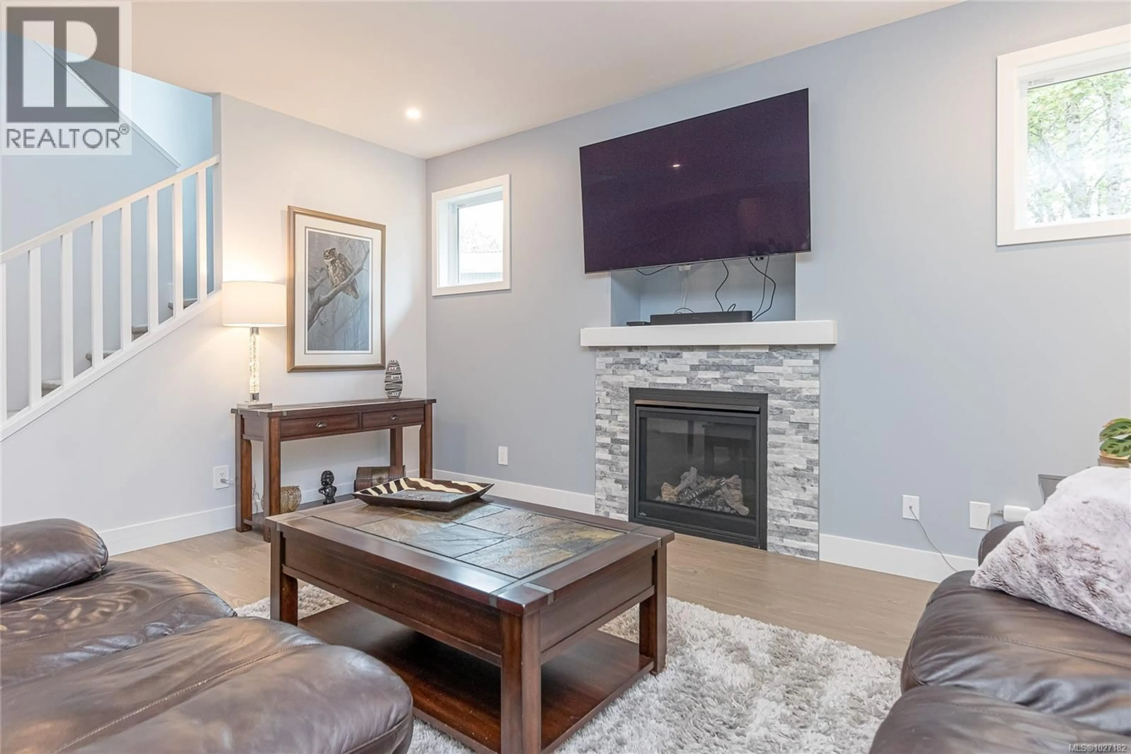 Living room with furniture, unknown for 370 VIENNA PLACE, Nanaimo British Columbia V9R0K6