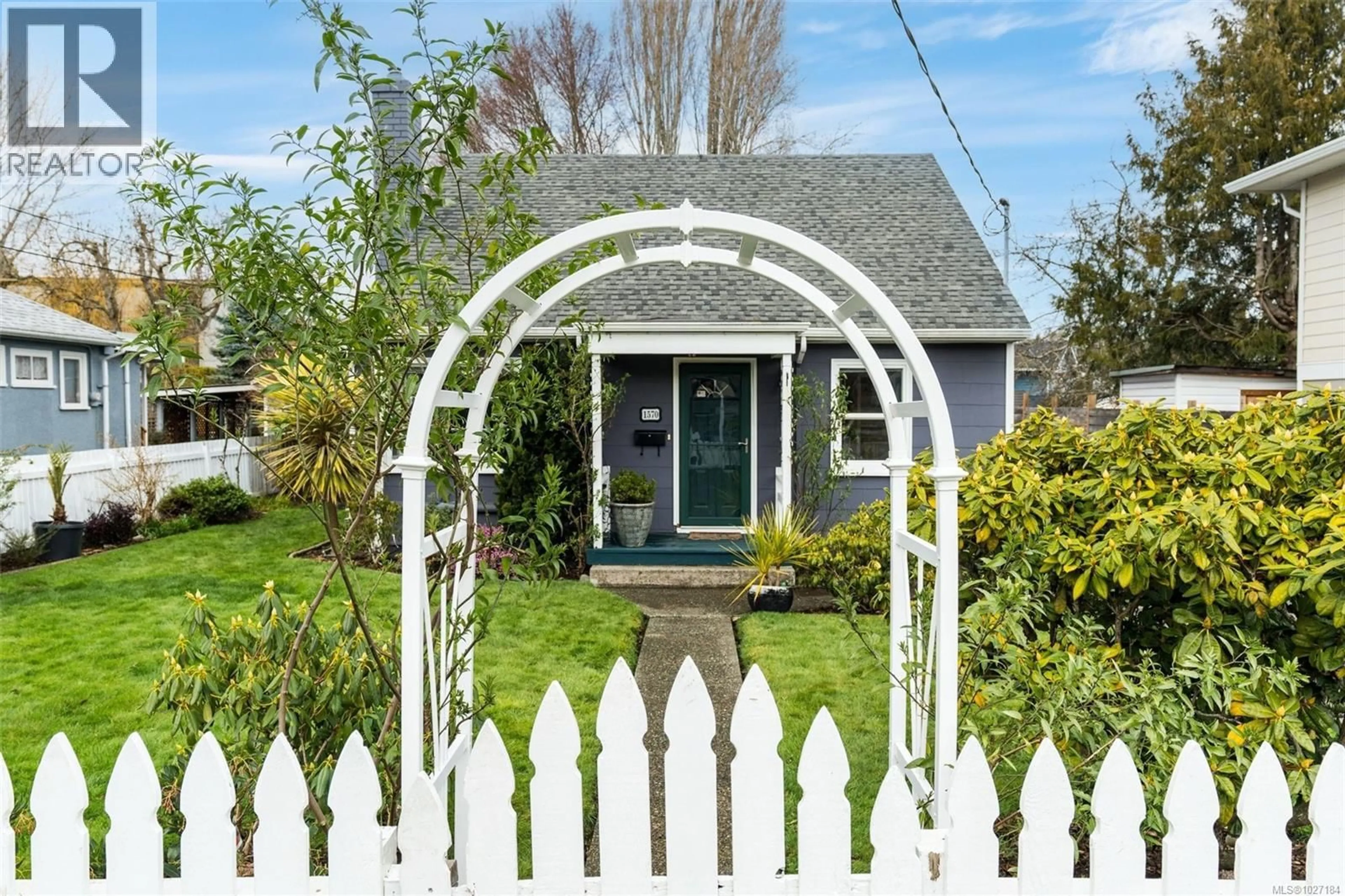 Unknown for 1570 CLAWTHORPE AVENUE, Victoria British Columbia V8T2R7