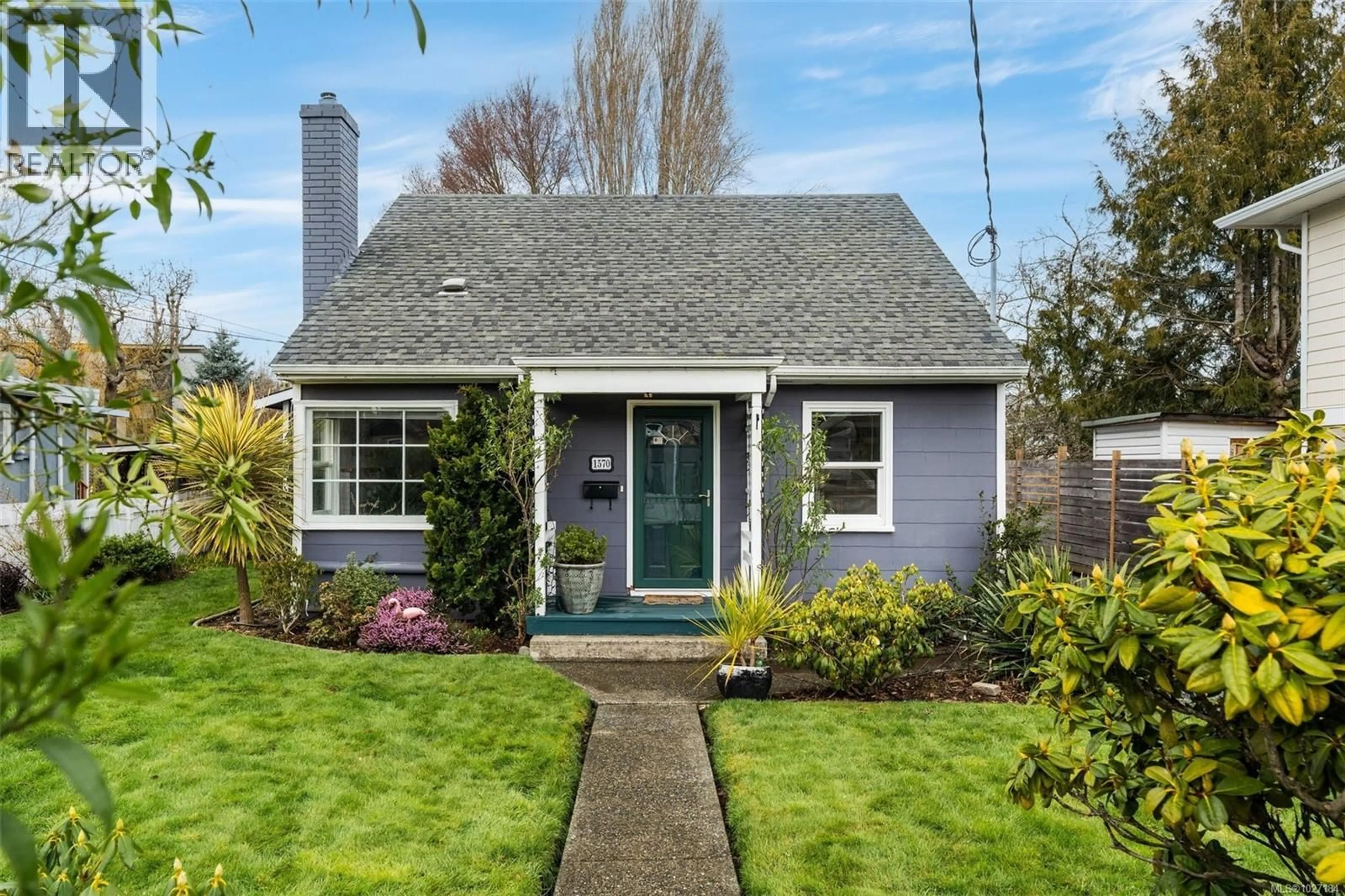 Home with vinyl exterior material, street for 1570 CLAWTHORPE AVENUE, Victoria British Columbia V8T2R7