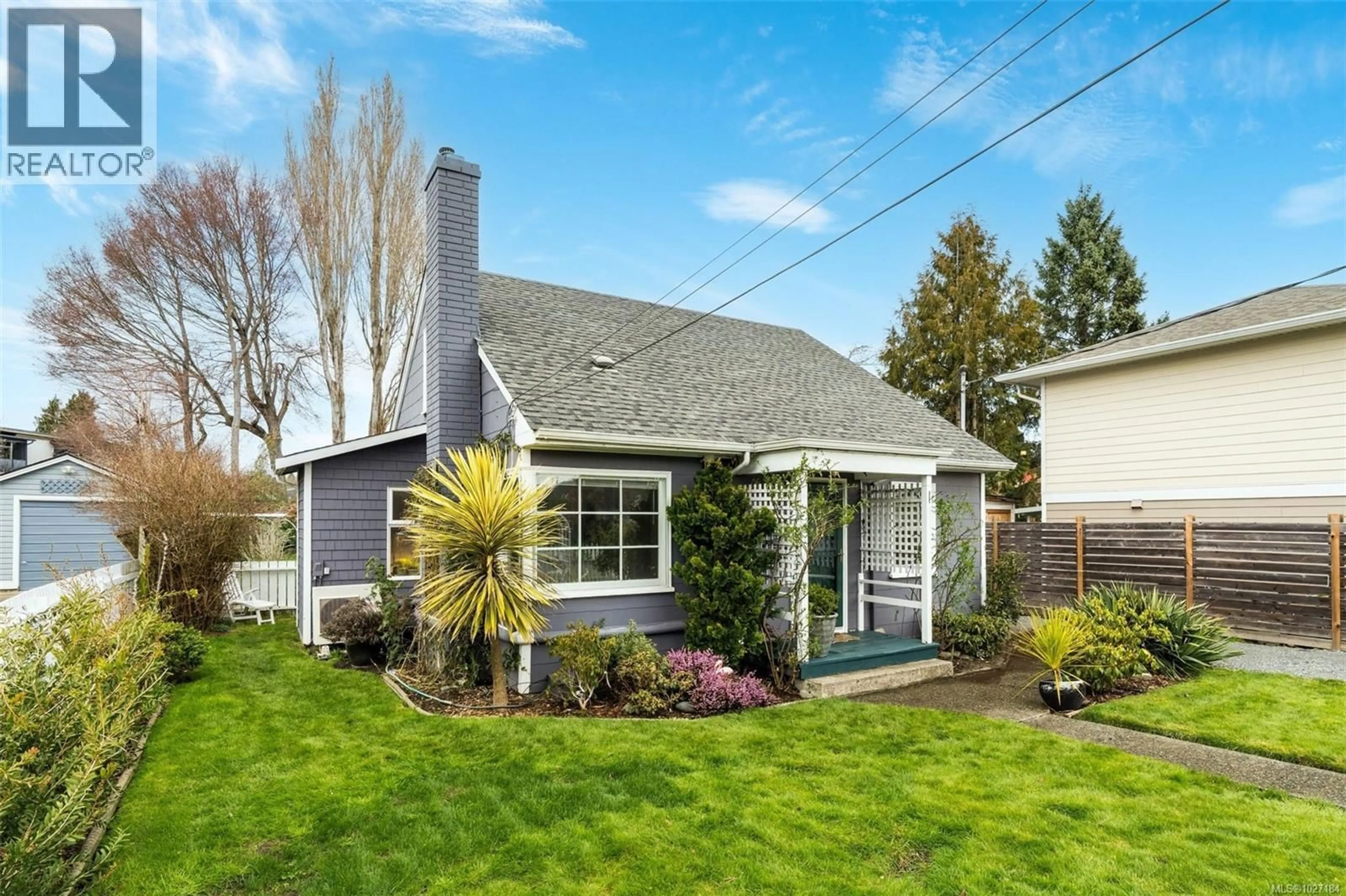 Home with vinyl exterior material, street for 1570 CLAWTHORPE AVENUE, Victoria British Columbia V8T2R7