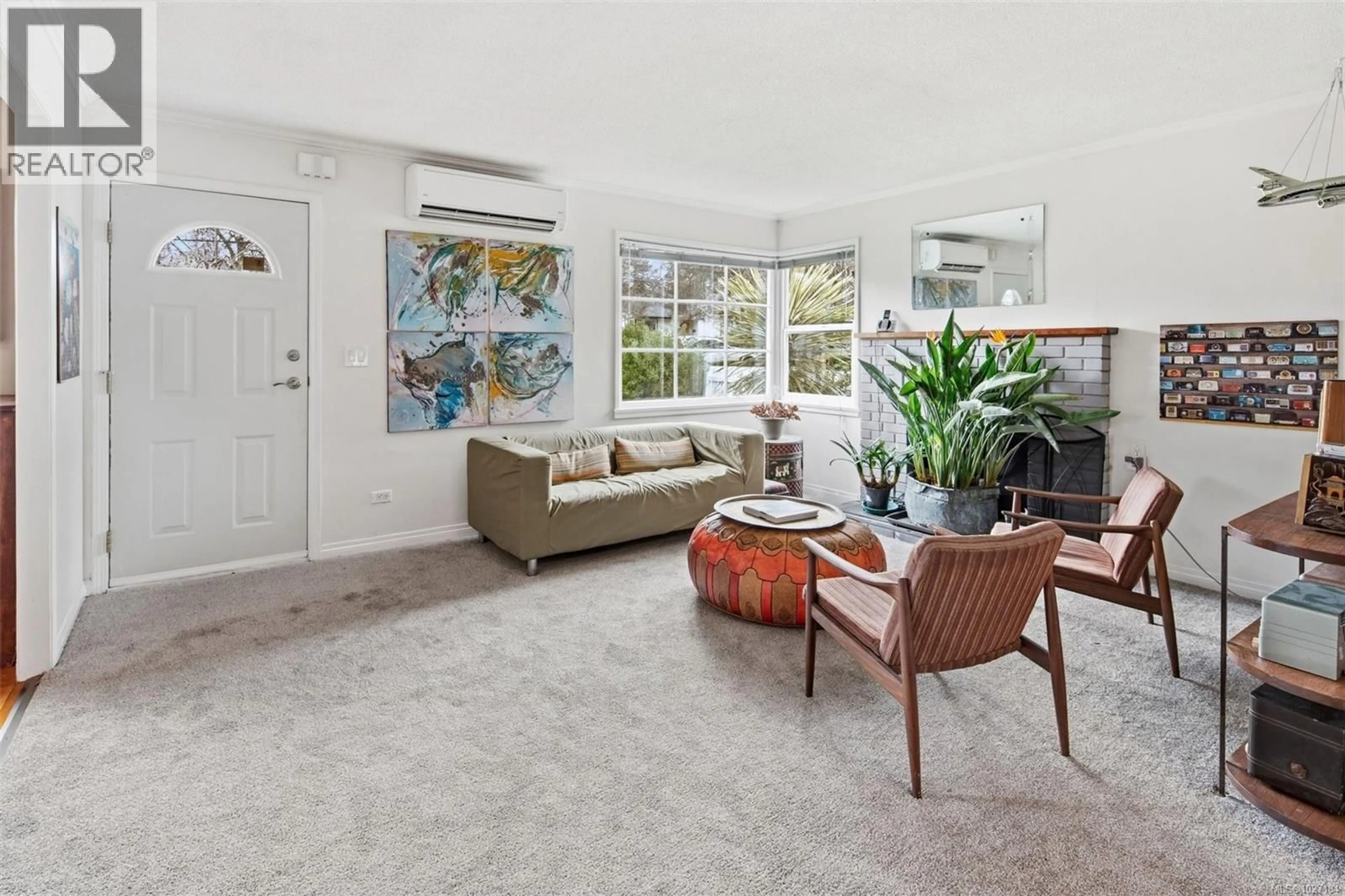 Living room with furniture, unknown for 1570 CLAWTHORPE AVENUE, Victoria British Columbia V8T2R7