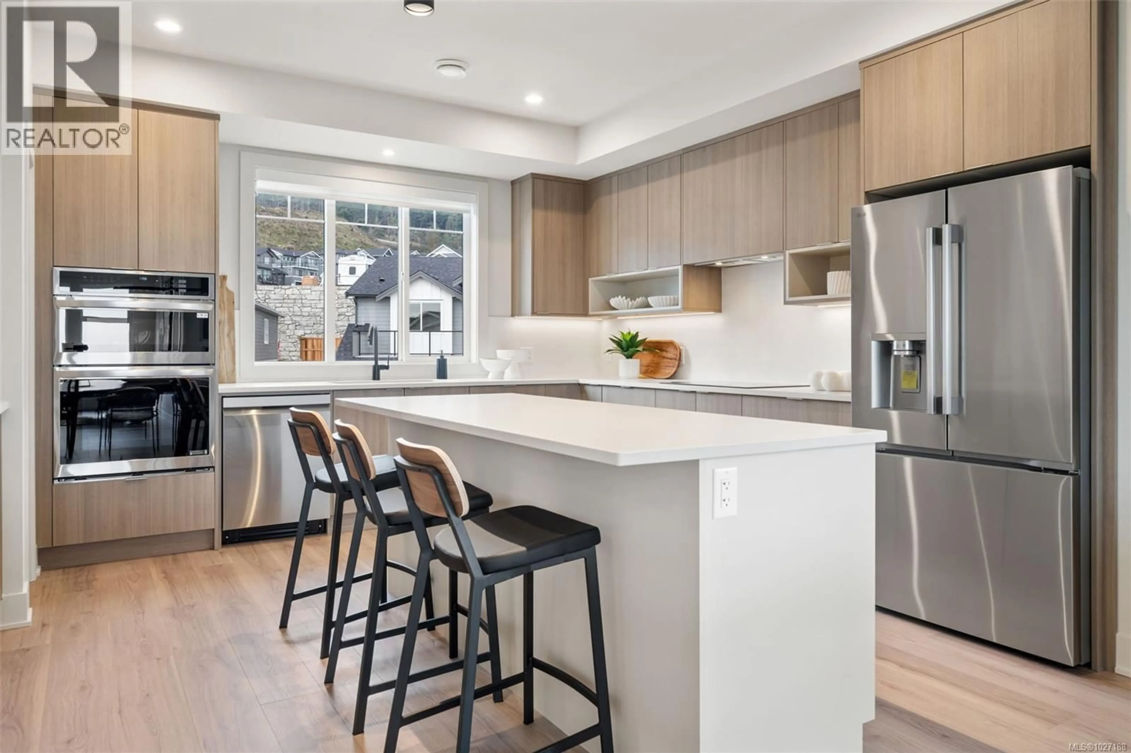 Contemporary kitchen, unknown for 2525 ALABASTER COURT, Langford British Columbia V9B5N1