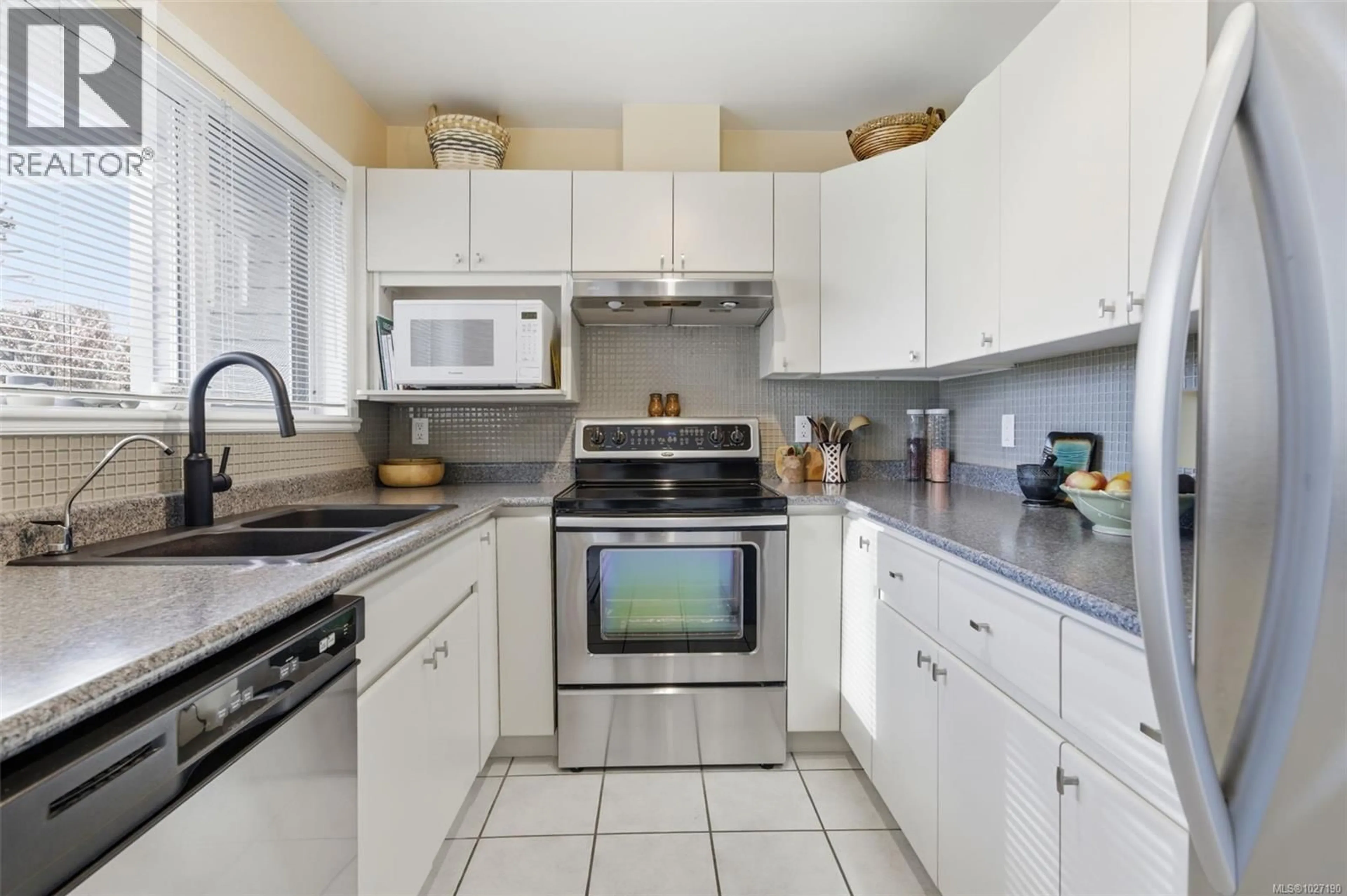 Standard kitchen, ceramic/tile floor for 2 - 1144 VIEW STREET, Victoria British Columbia V8V3M1