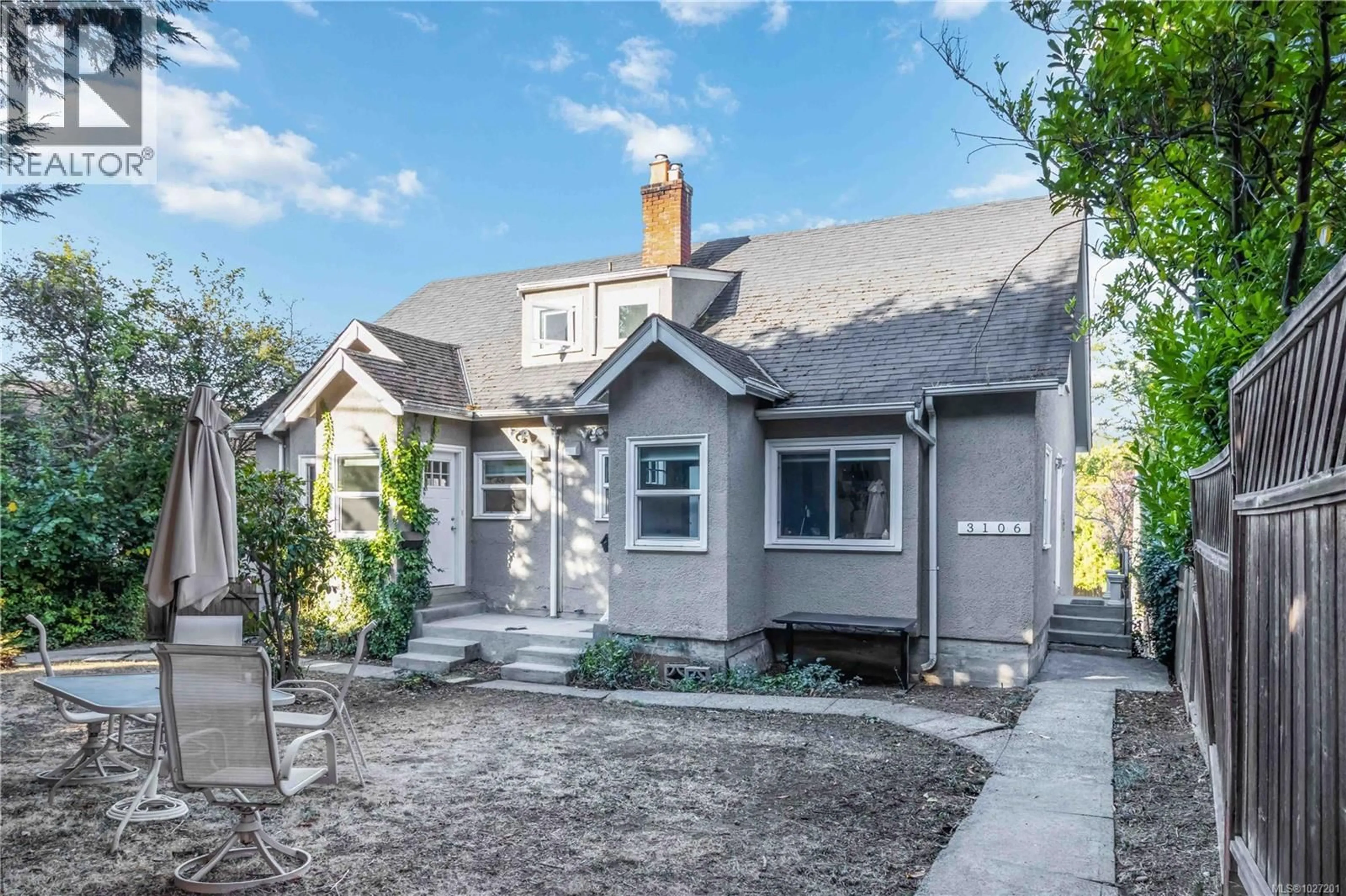 Home with vinyl exterior material, street for 3104-3106 RICHMOND ROAD, Saanich British Columbia V8P4P1