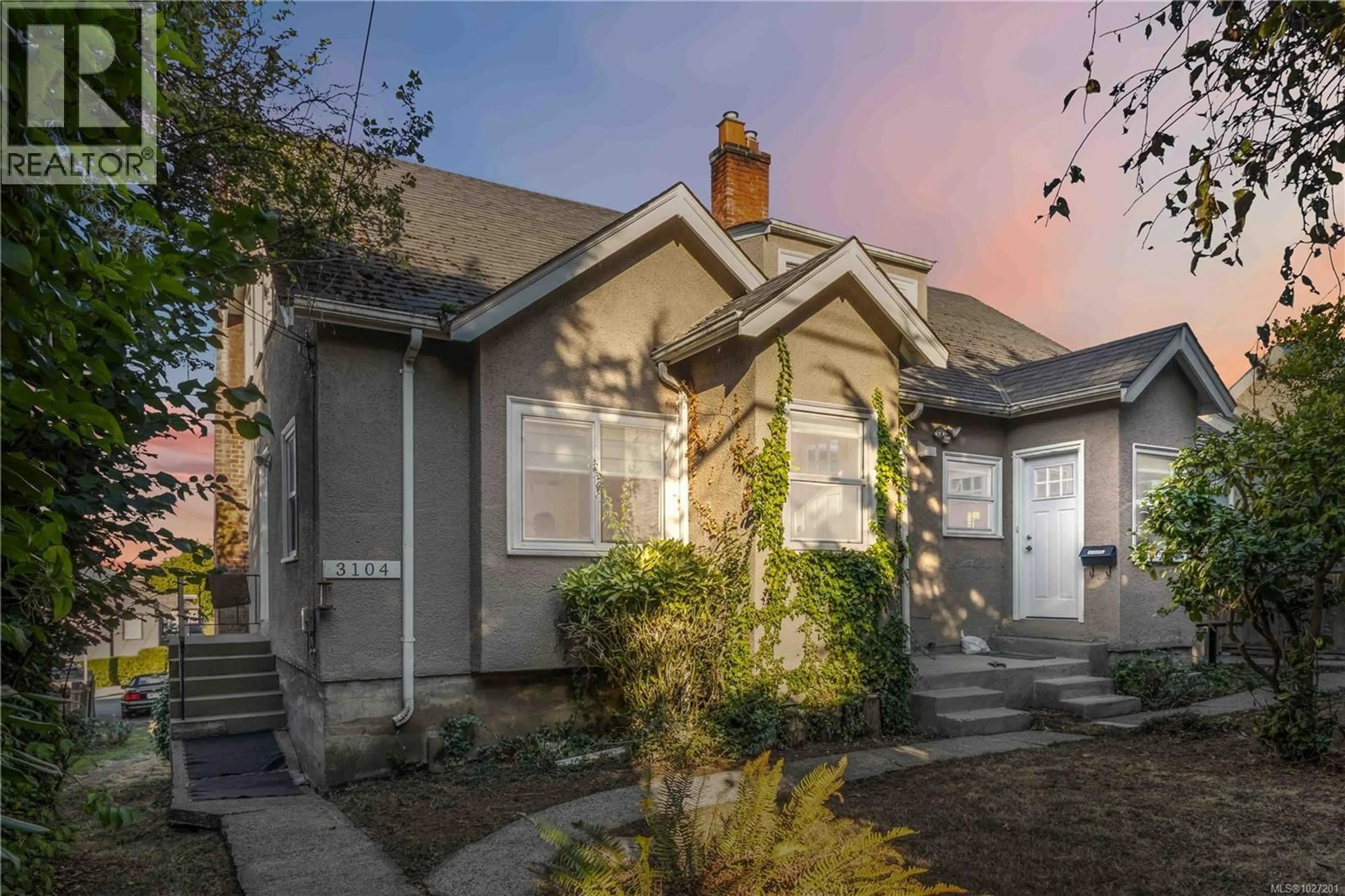 Home with vinyl exterior material, street for 3104-3106 RICHMOND ROAD, Saanich British Columbia V8P4P1