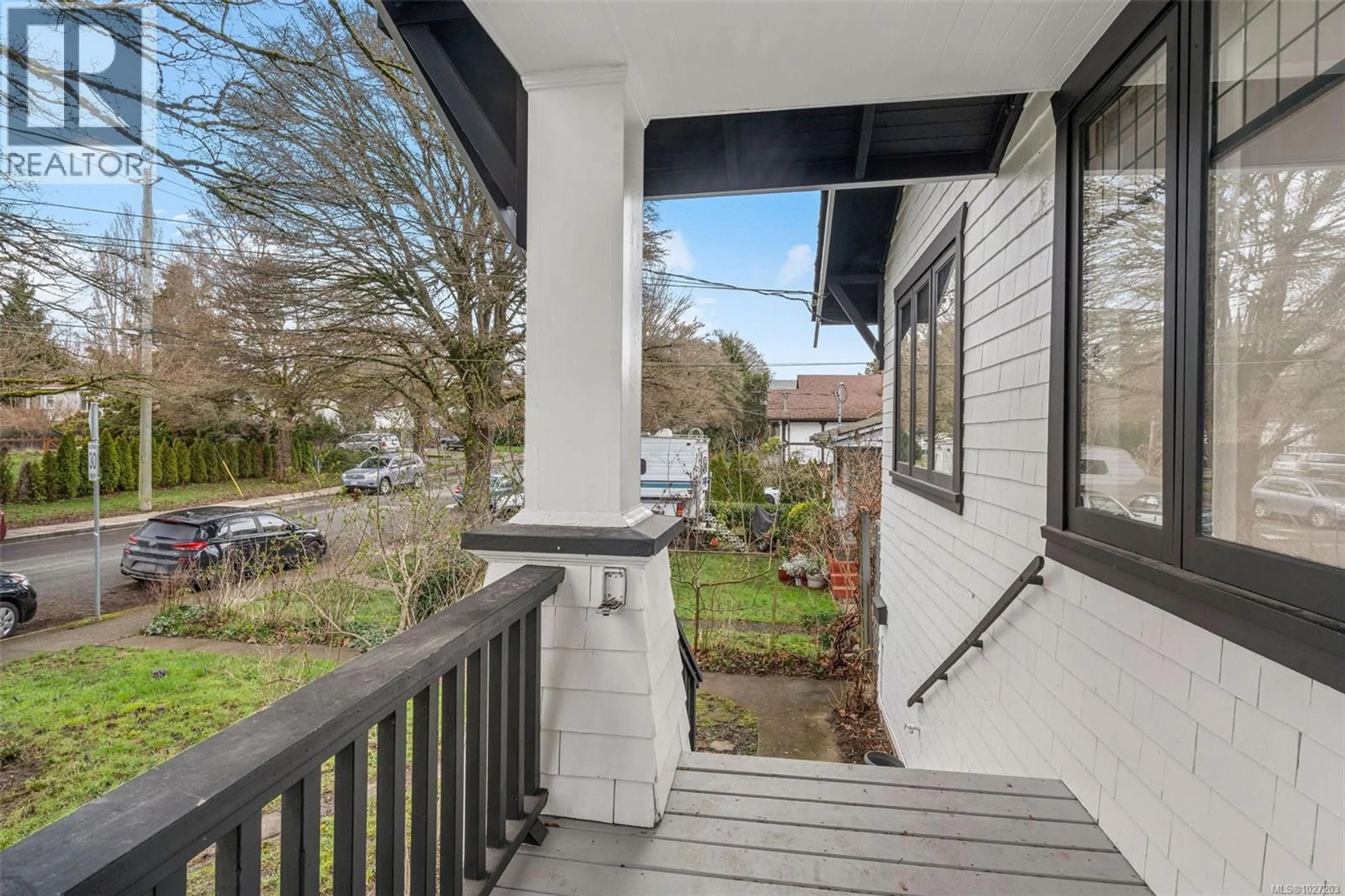 A pic from outside/outdoor area/front of a property/back of a property/a pic from drone, street for 3107 BALFOUR AVENUE, Victoria British Columbia V9A1R9