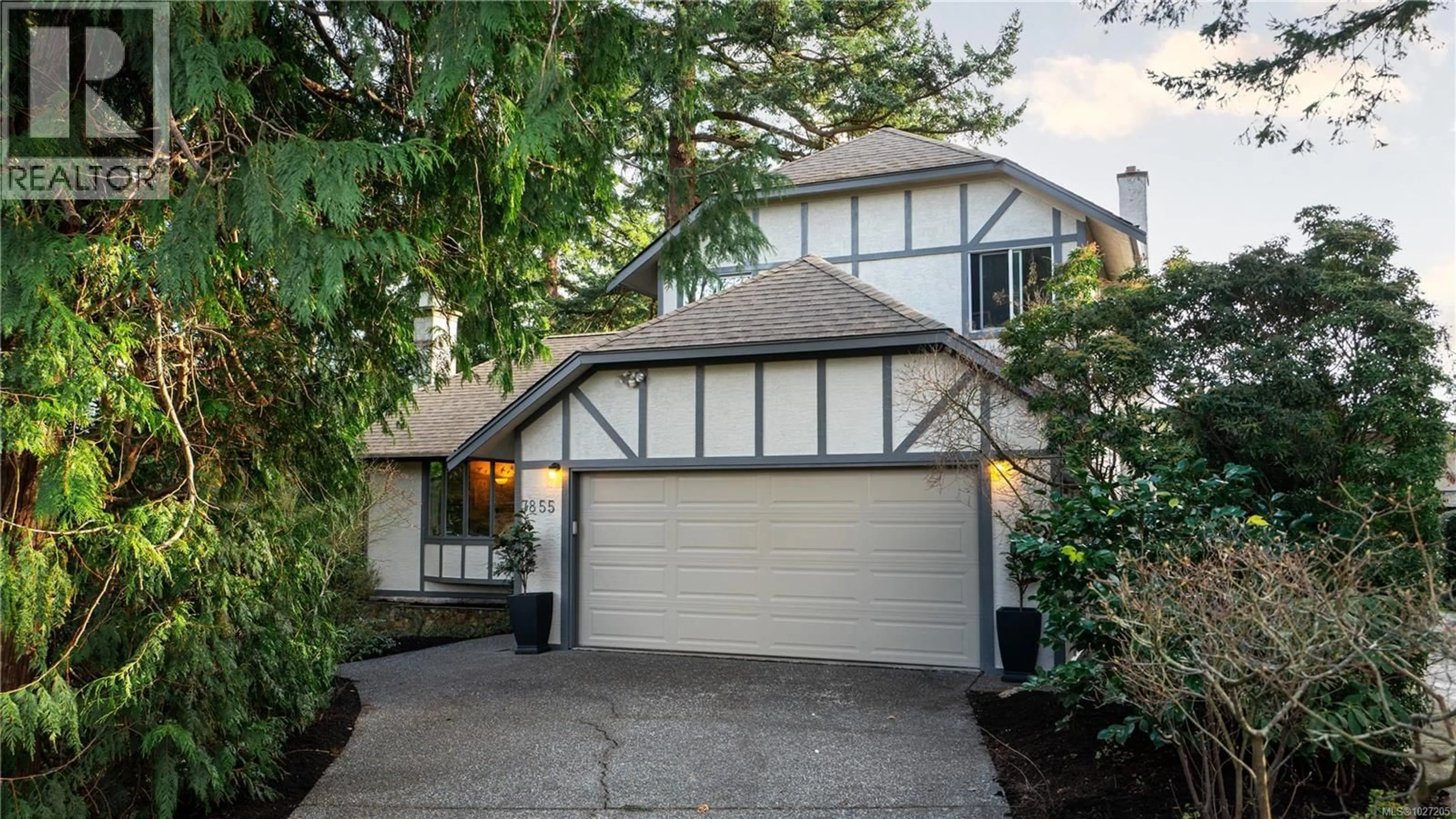 Home with vinyl exterior material, street for 3855 HARO ROAD, Saanich British Columbia V8N4A6