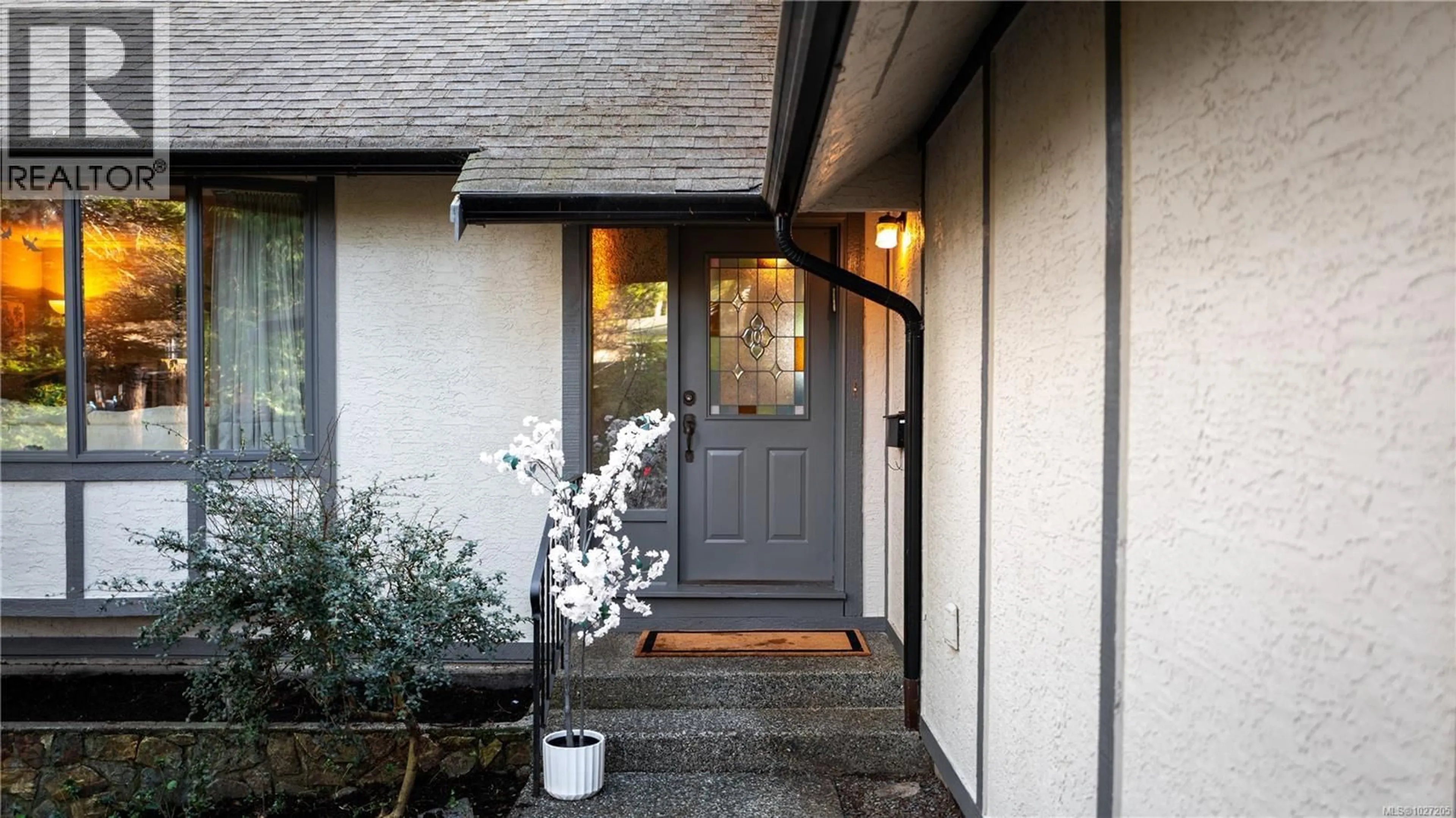 Indoor entryway for 3855 HARO ROAD, Saanich British Columbia V8N4A6