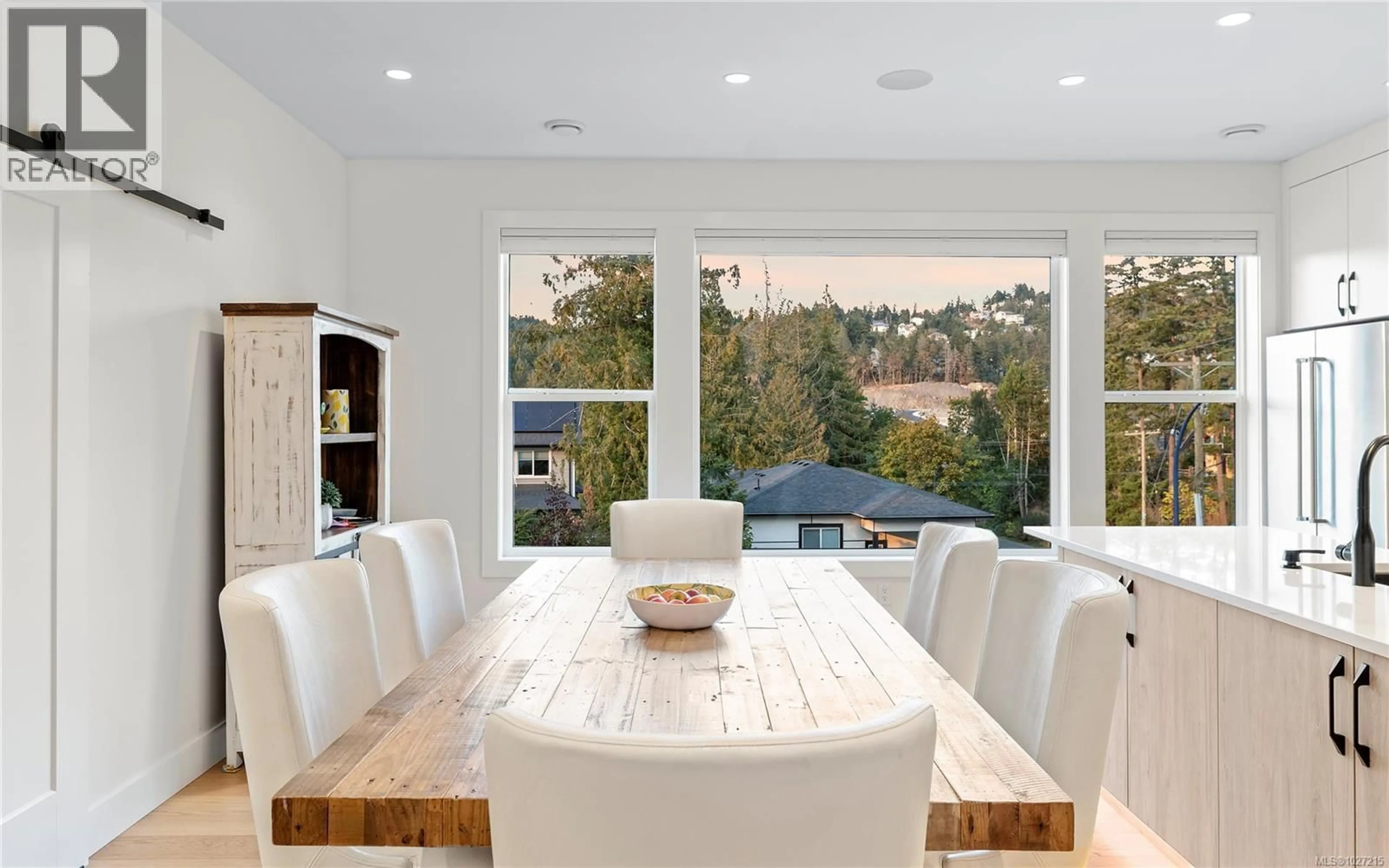Dining room, wood/laminate floor for 903 GREYSTONE PLACE, Langford British Columbia V9C3X2