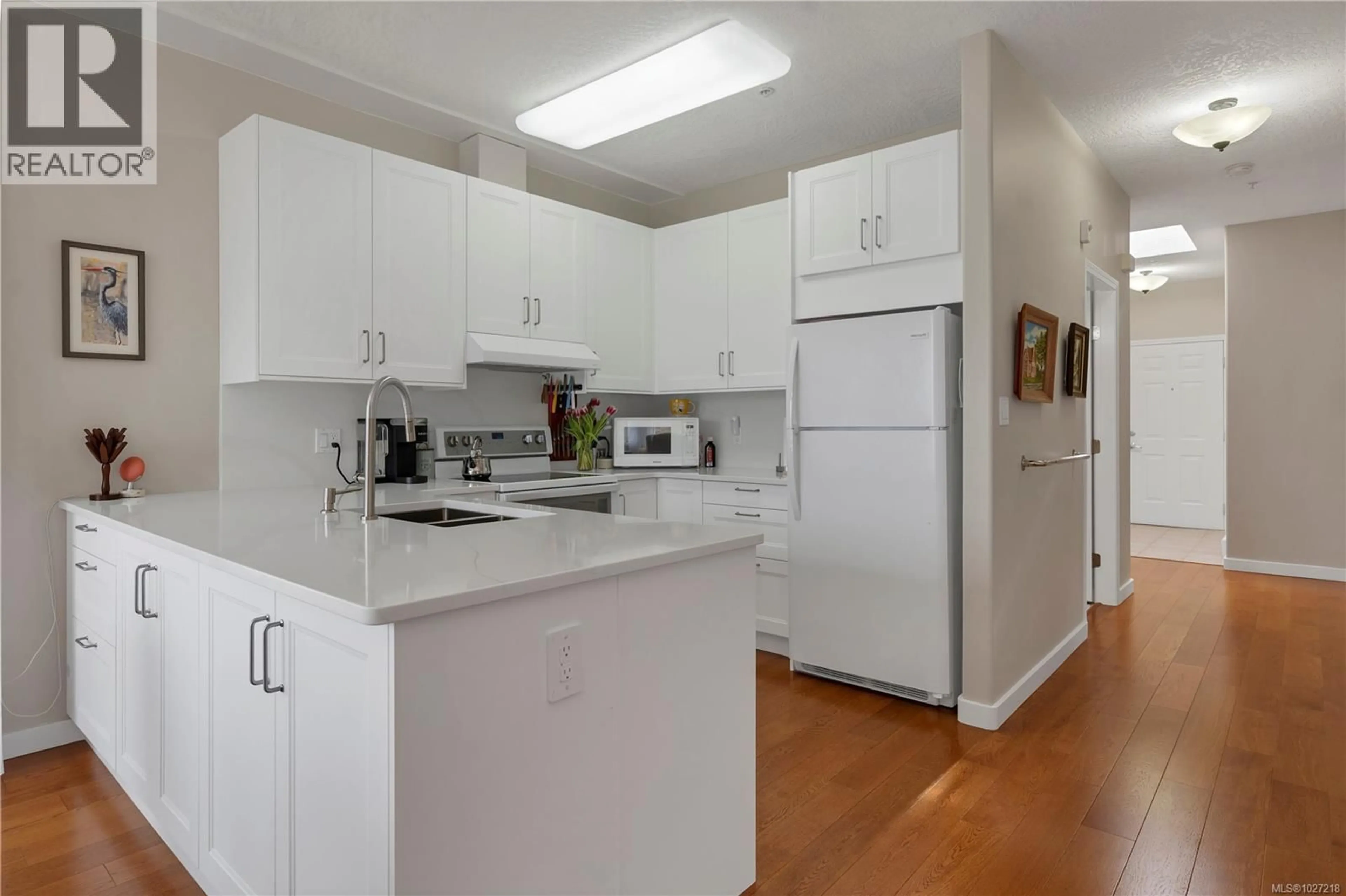 Standard kitchen, unknown for 308 - 1350 ISLAND HIGHWAY SOUTH, Campbell River British Columbia V9W1B7