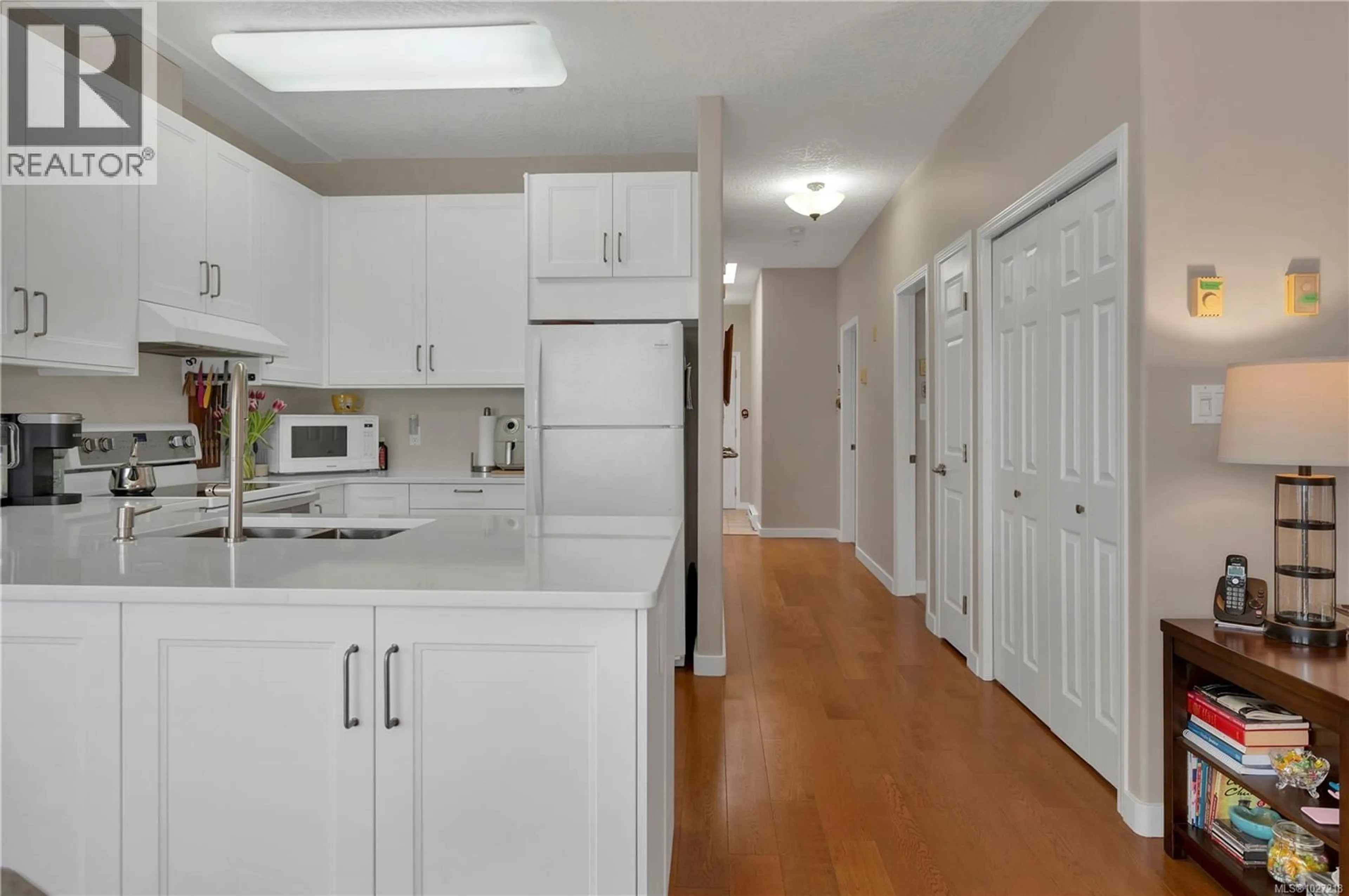 Standard kitchen, unknown for 308 - 1350 ISLAND HIGHWAY SOUTH, Campbell River British Columbia V9W1B7