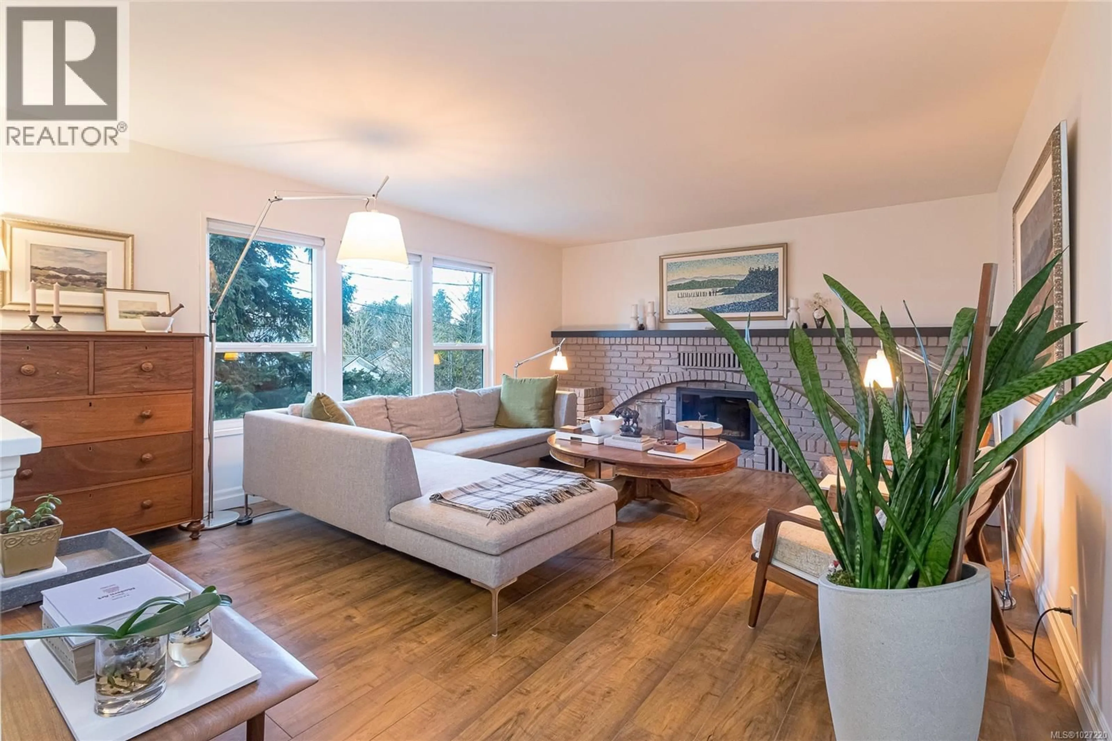 Living room with furniture, wood/laminate floor for 10462 ALLBAY ROAD, Sidney British Columbia V8L2P3