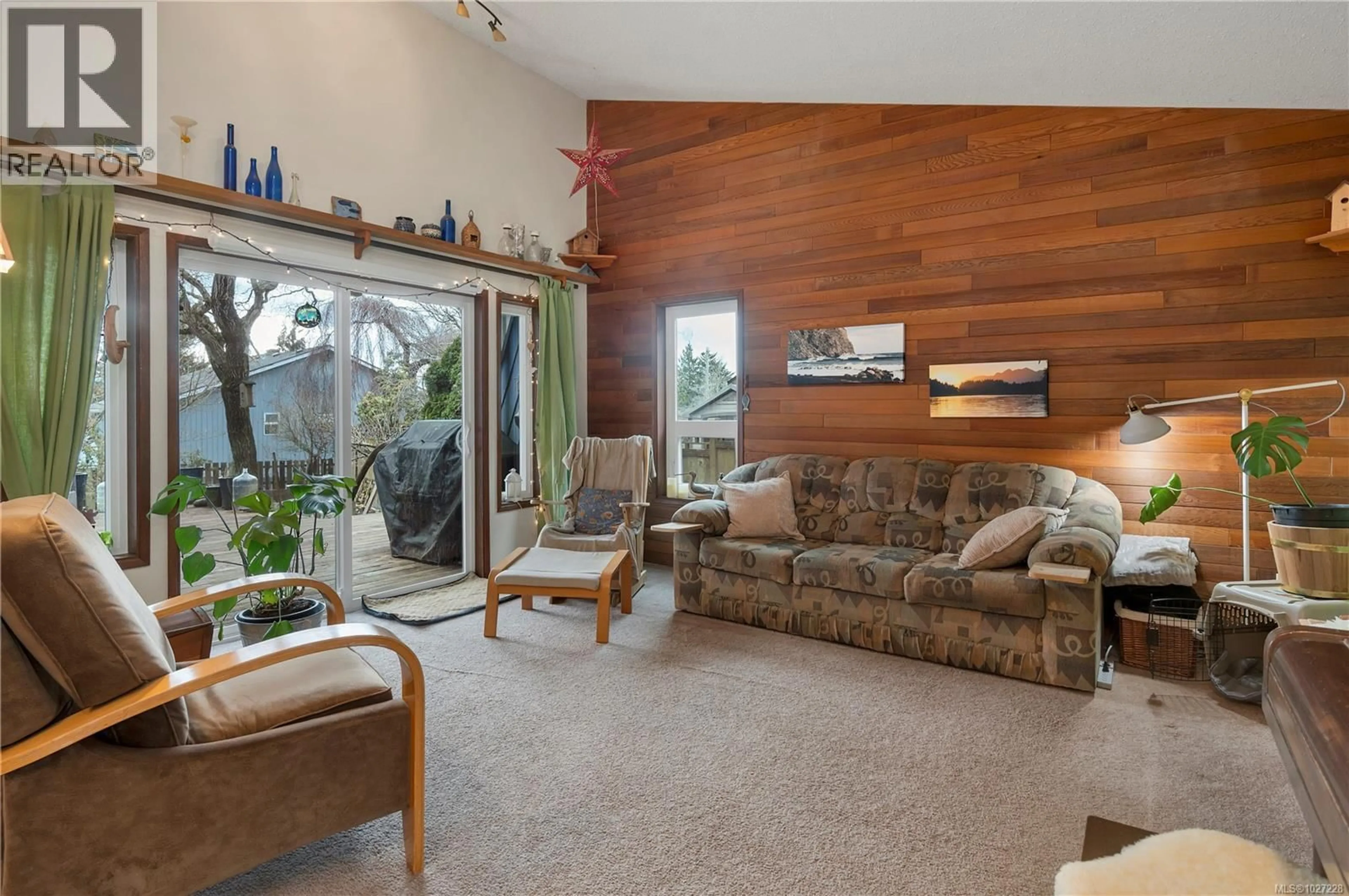 Living room with furniture, wood/laminate floor for 810 SHELLBOURNE BOULEVARD, Campbell River British Columbia V9W5E8