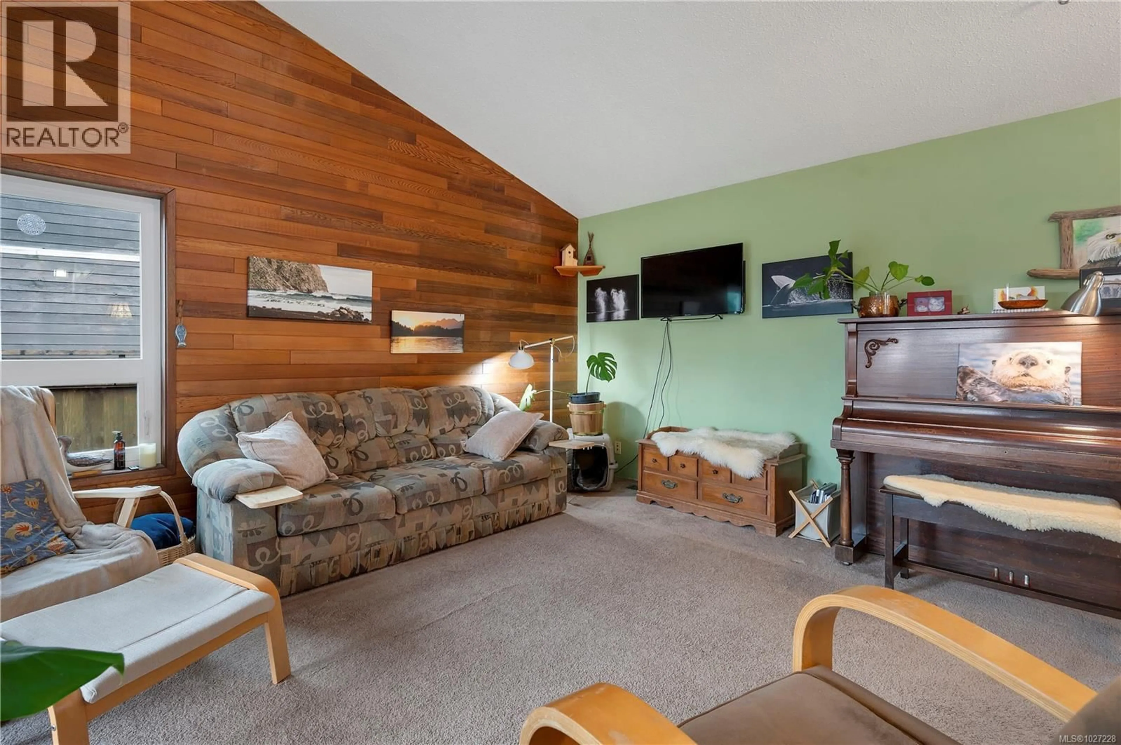 Living room with furniture, wood/laminate floor for 810 SHELLBOURNE BOULEVARD, Campbell River British Columbia V9W5E8