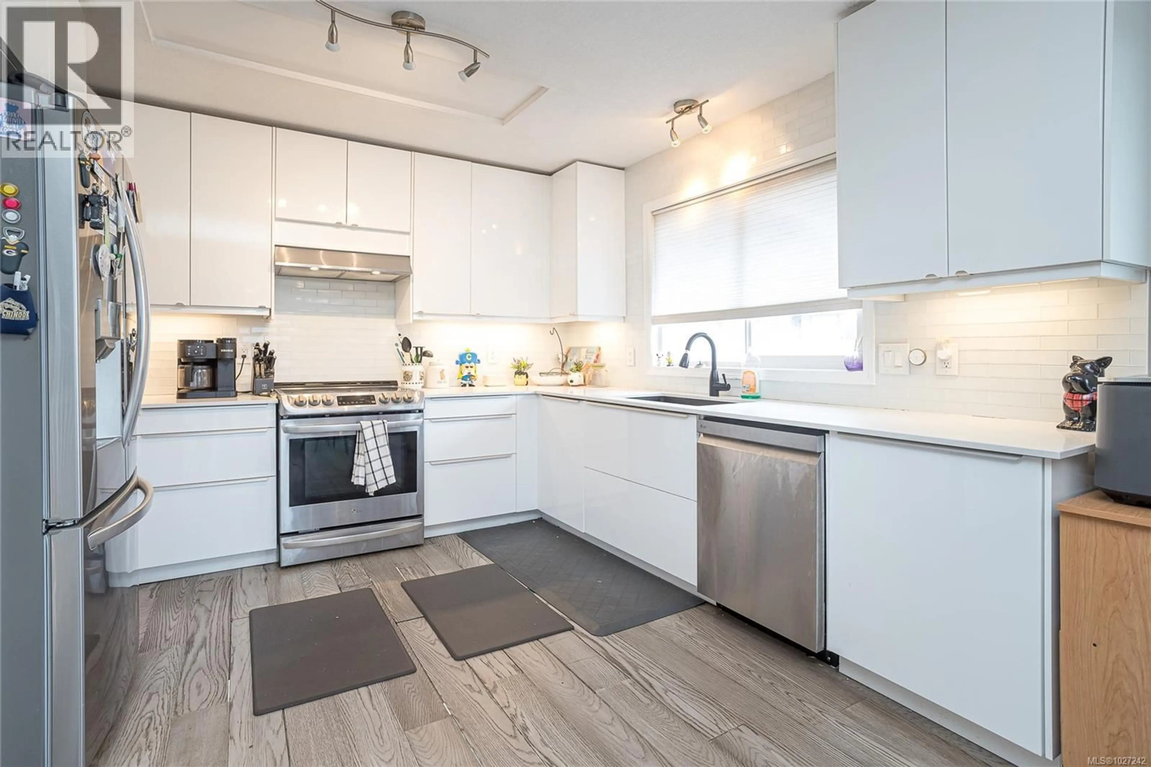 Contemporary kitchen, ceramic/tile floor for 671 MARSH WREN PLACE, Nanaimo British Columbia V9T5R4
