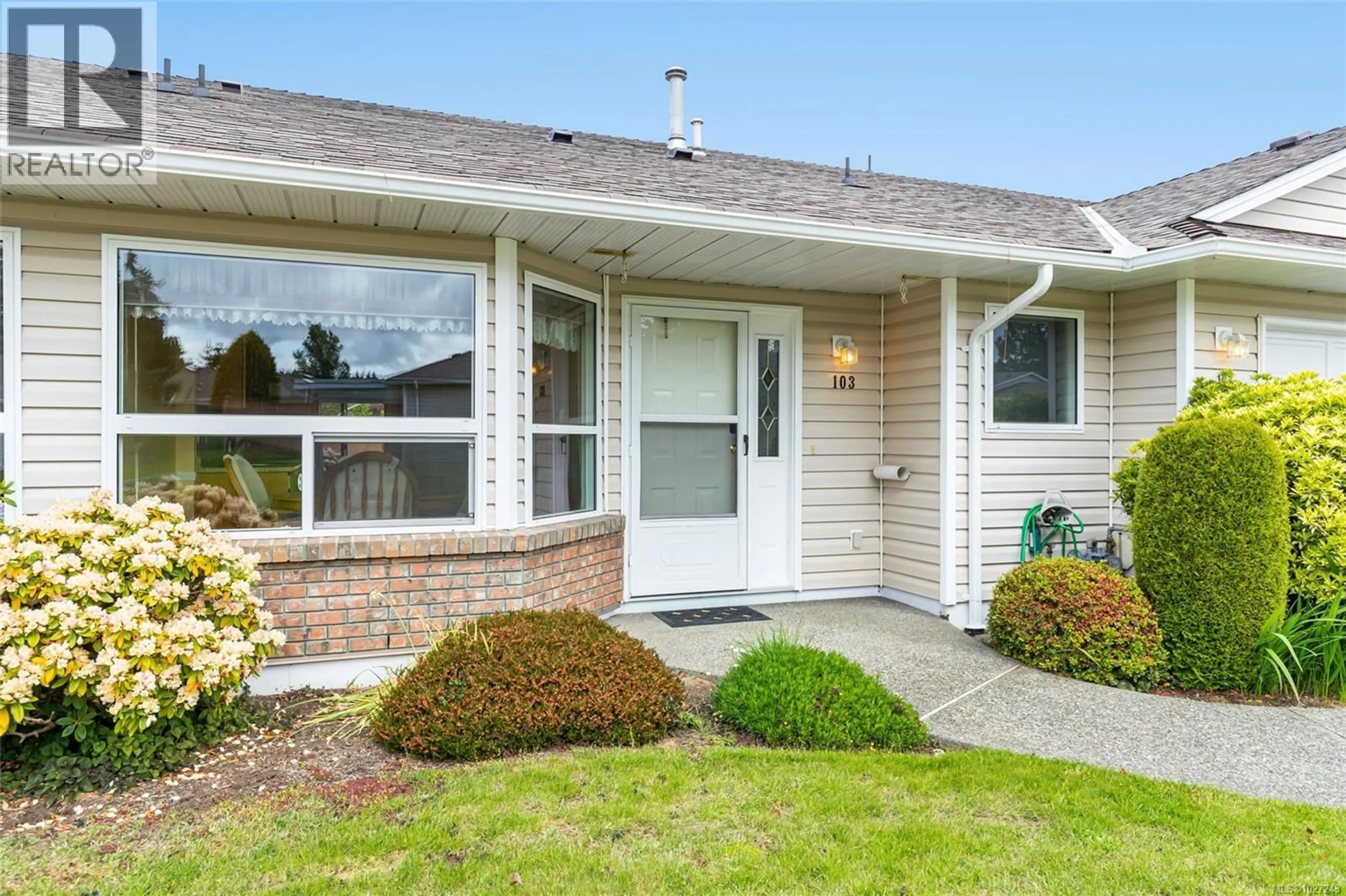 Home with vinyl exterior material, street for 103 - 240 STANFORD AVENUE EAST, Parksville British Columbia V9P2K8