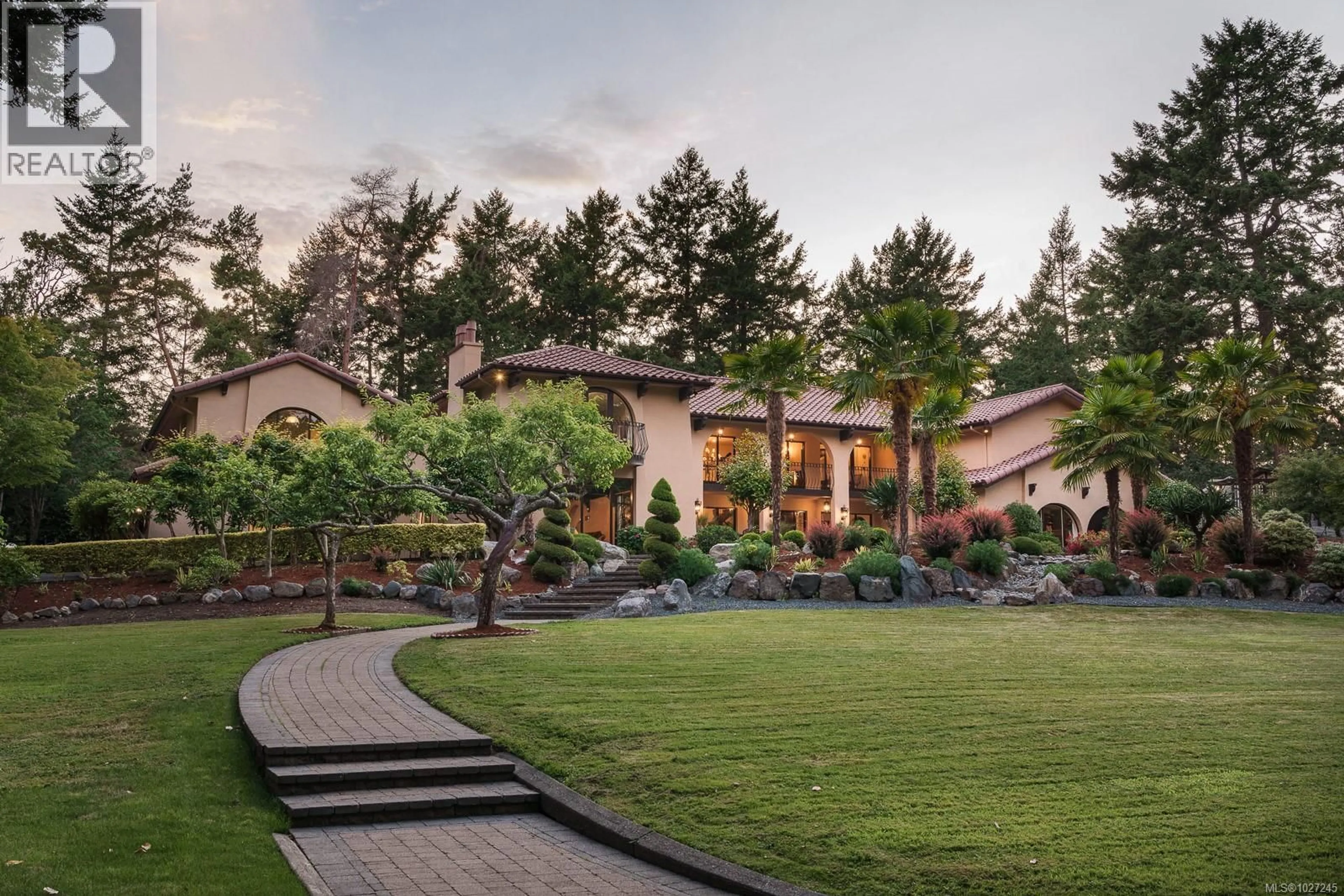 Patio, mountain view for 2495 SHANNON PLACE, Saanich British Columbia V8N1X2