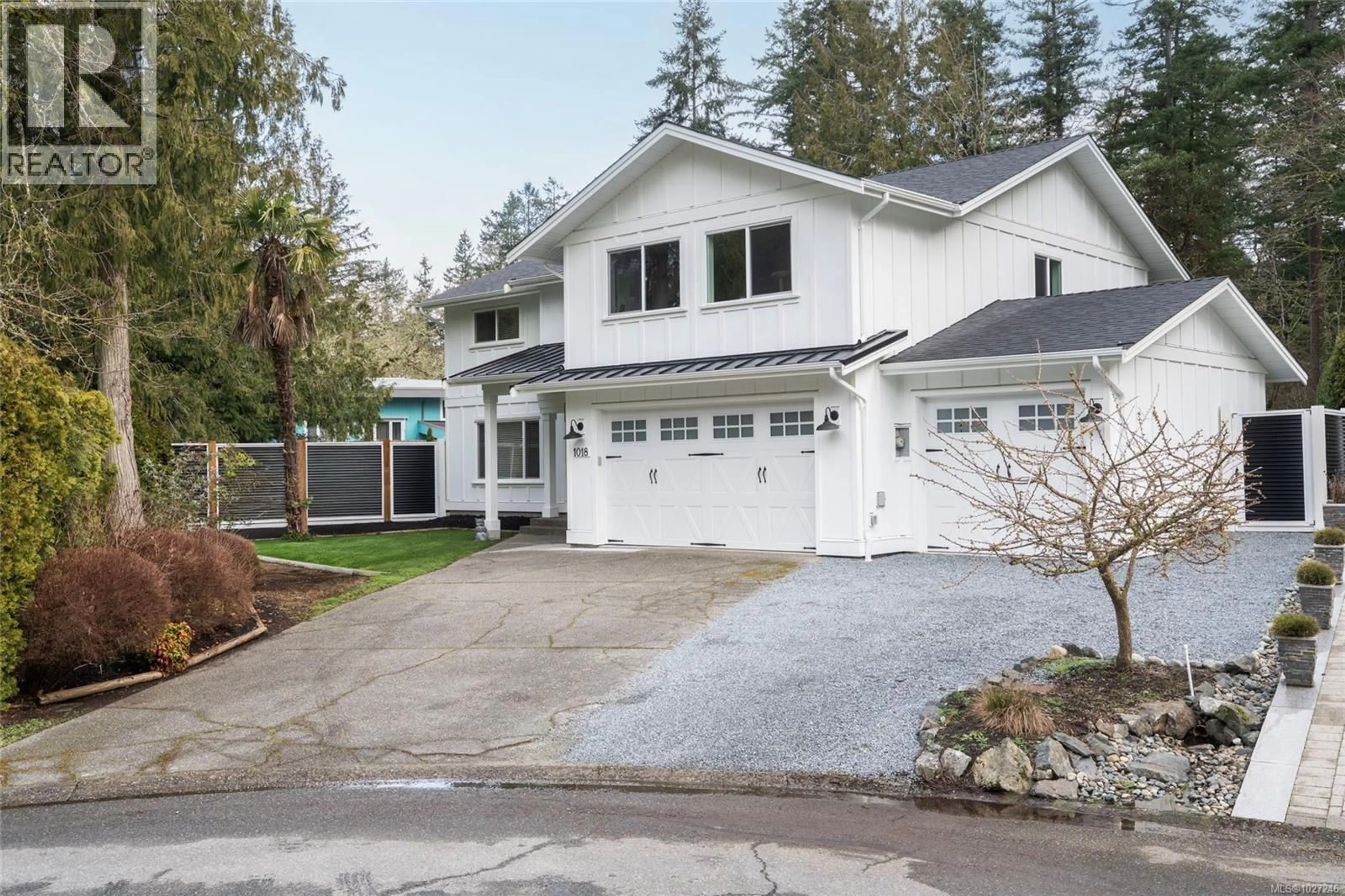 Home with vinyl exterior material, street for 1018 ELSTREE CLOSE, Central Saanich British Columbia V8M1A4