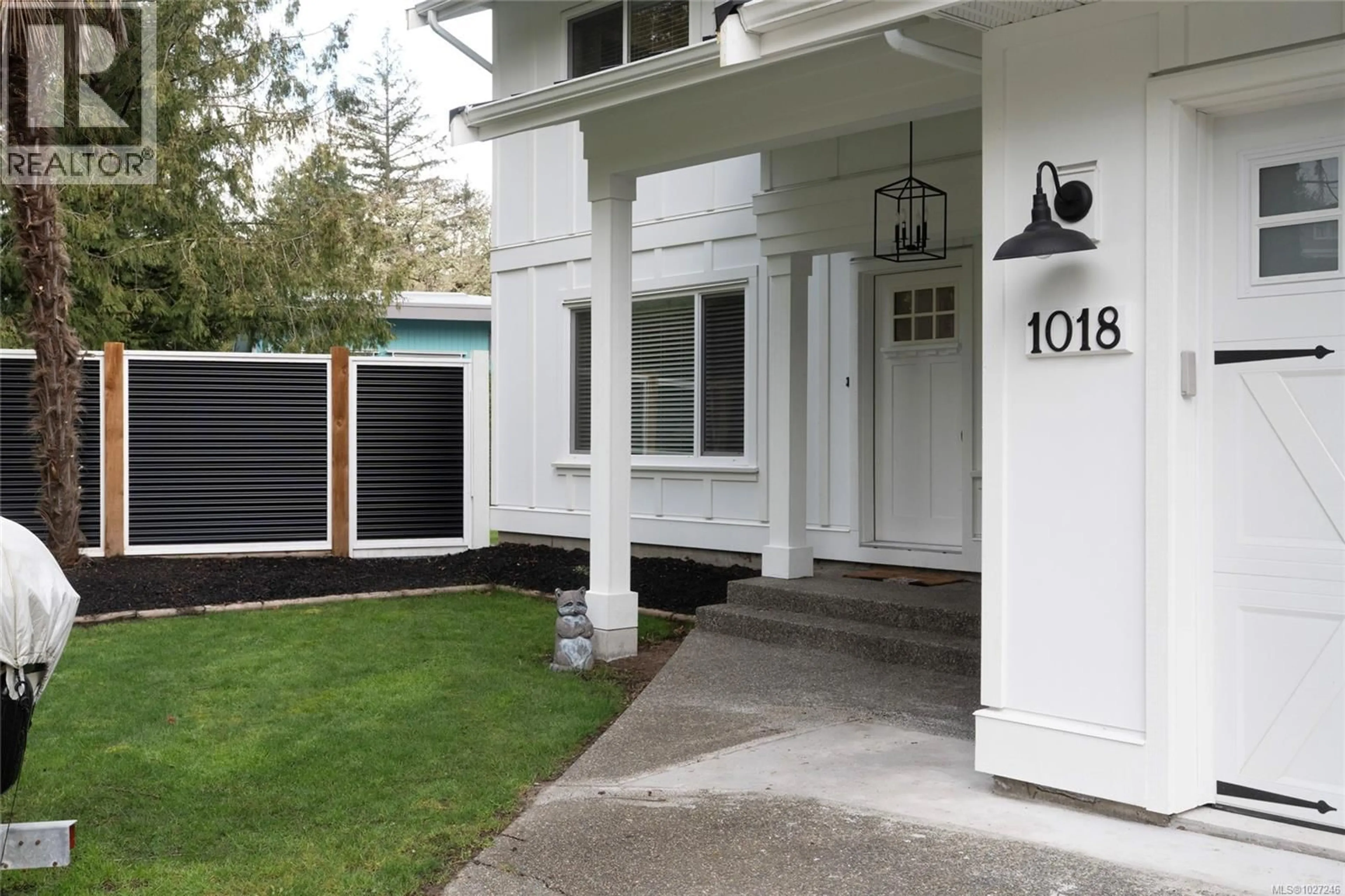 Home with vinyl exterior material, street for 1018 ELSTREE CLOSE, Central Saanich British Columbia V8M1A4