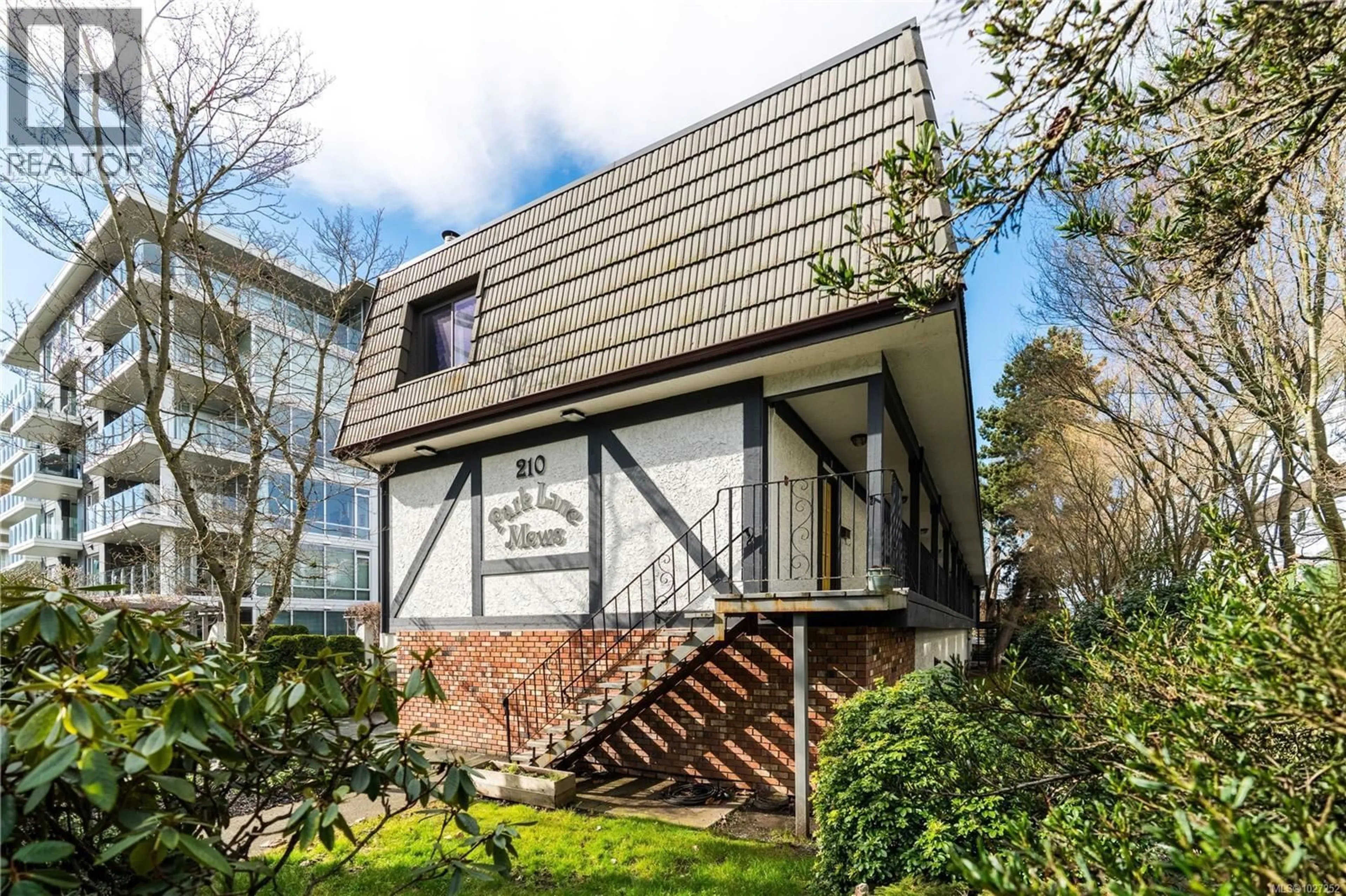 Home with vinyl exterior material, street for 4 - 210 DOUGLAS STREET, Victoria British Columbia V8V2P2