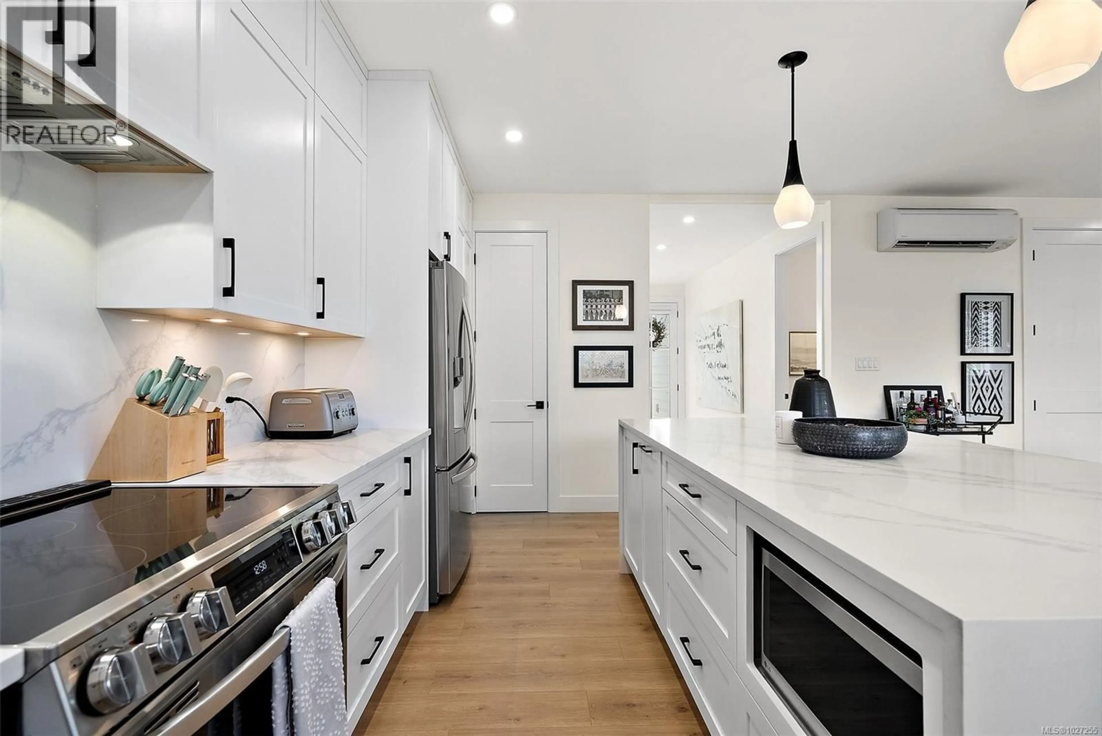 Contemporary kitchen, unknown for 4240 SPRINGRIDGE CRESCENT, Saanich British Columbia V8Z4Y8