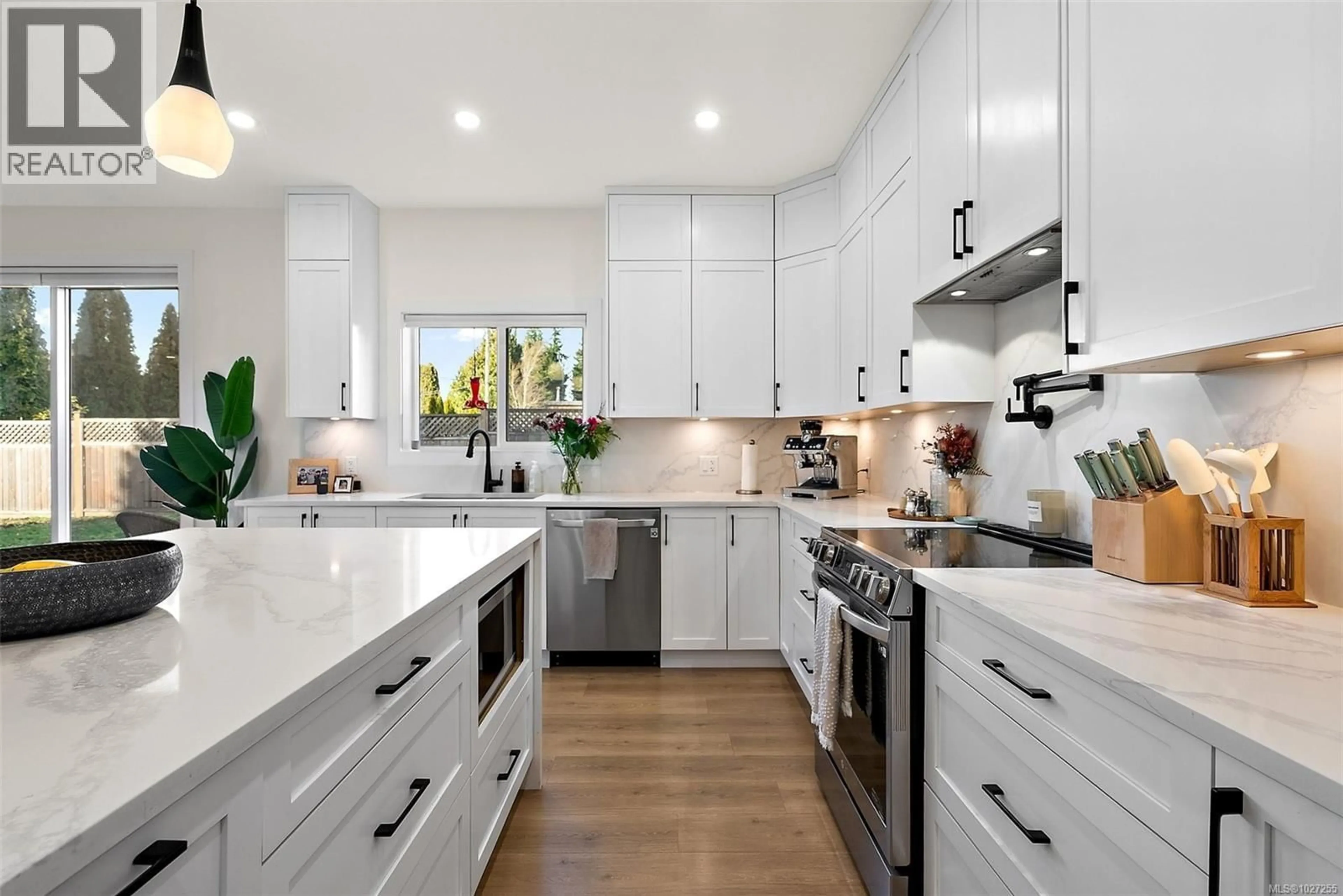 Open concept kitchen, ceramic/tile floor for 4240 SPRINGRIDGE CRESCENT, Saanich British Columbia V8Z4Y8