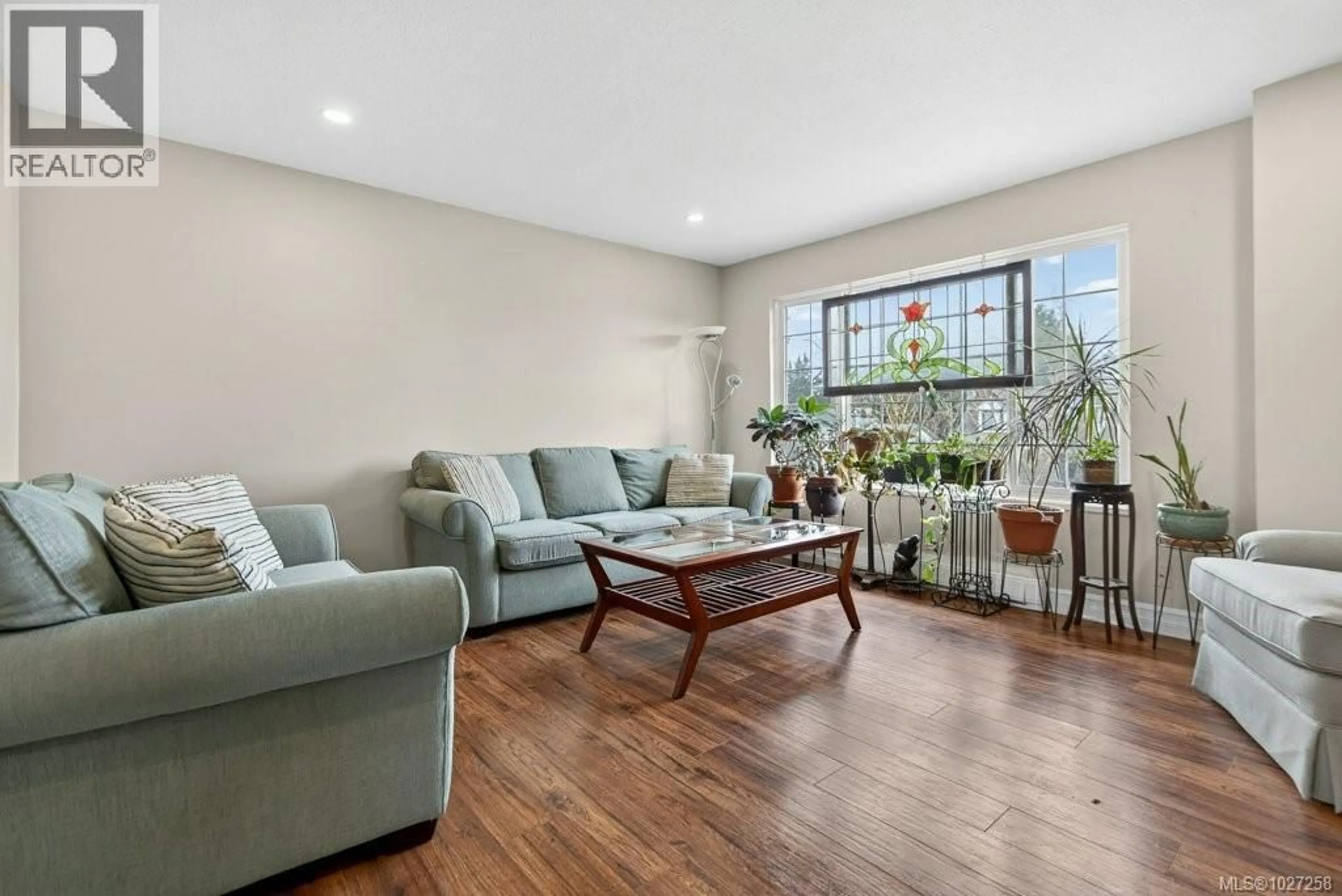 Living room with furniture, unknown for 2327 WILLEMAR AVENUE, Courtenay British Columbia V9N3M7