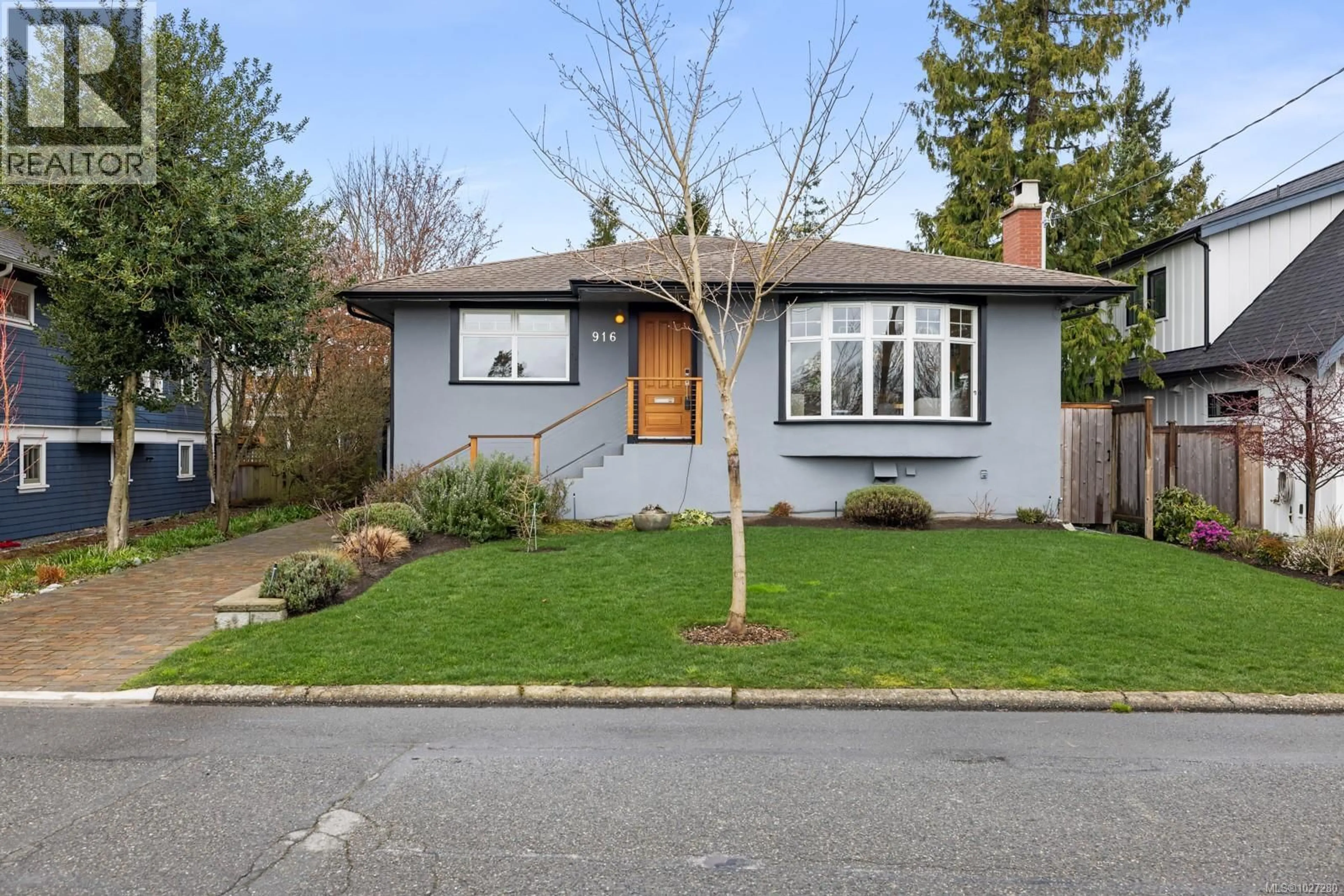 Home with brick exterior material, street for 916 MONTEREY AVENUE, Oak Bay British Columbia V8S4A2