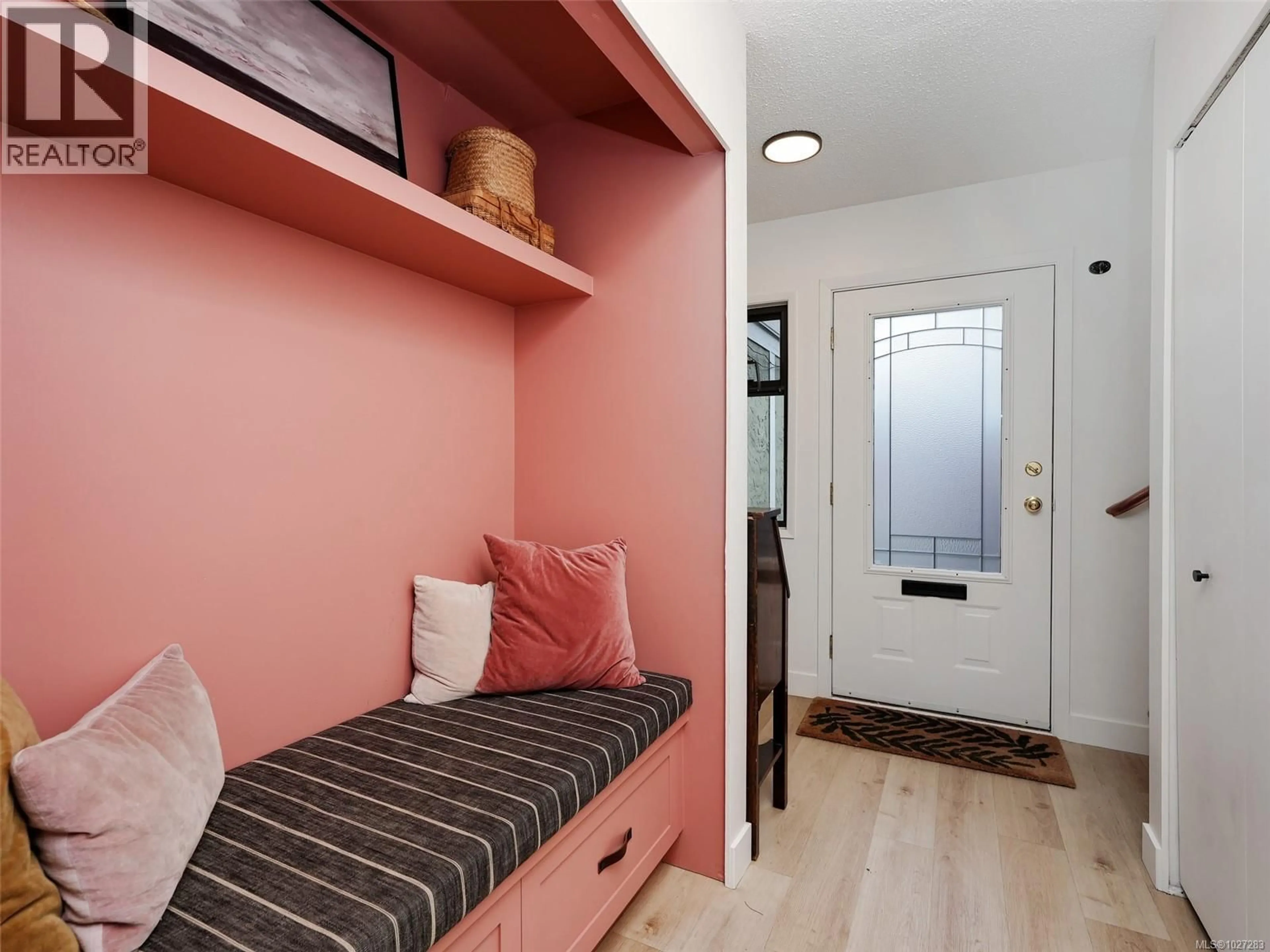 Indoor entryway for 106 - 119 LADYSMITH STREET, Victoria British Columbia V8V1J3