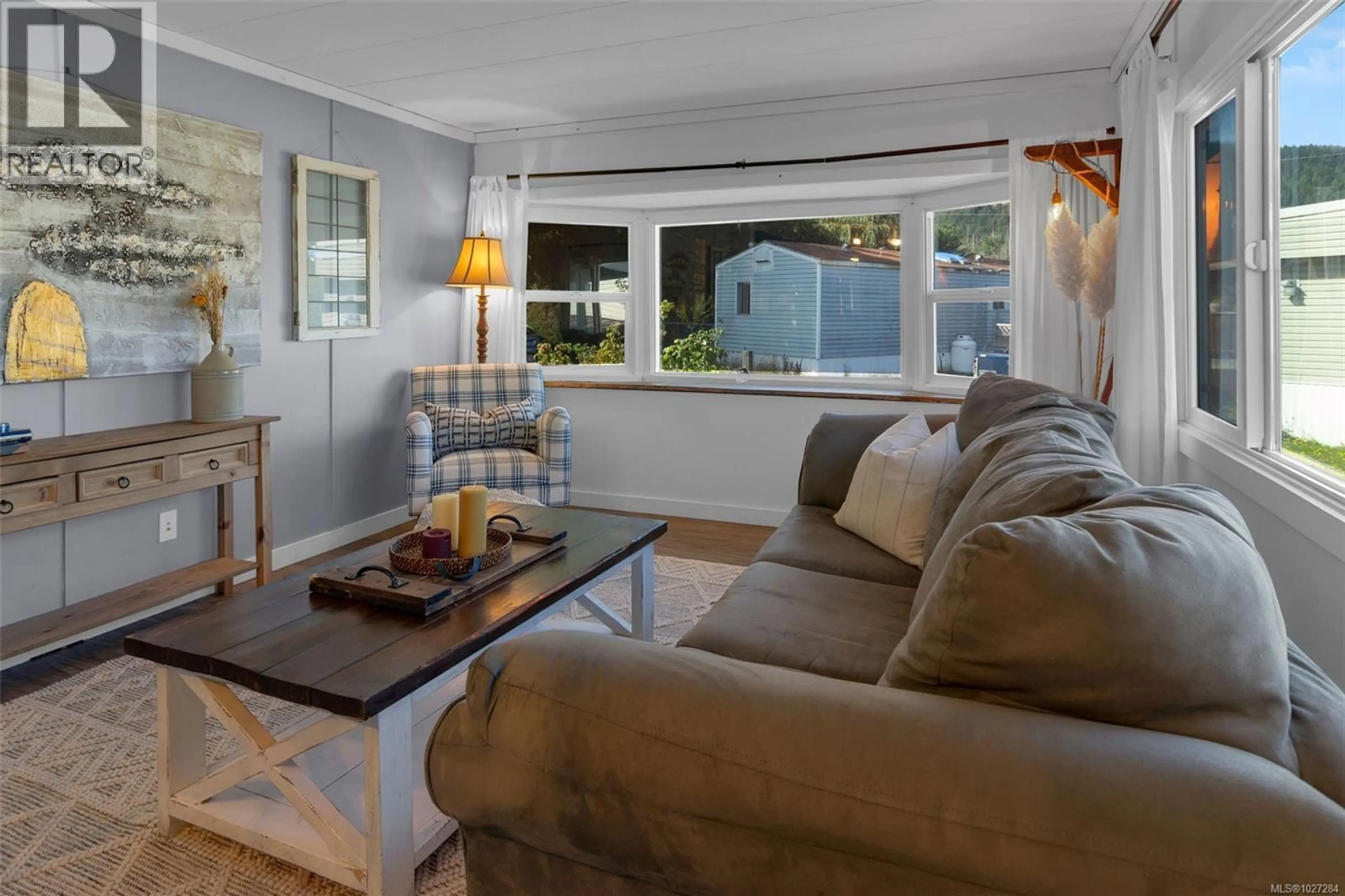 Living room with furniture, wood/laminate floor for 143 - 1753 CECIL STREET, Crofton British Columbia V0R1R0