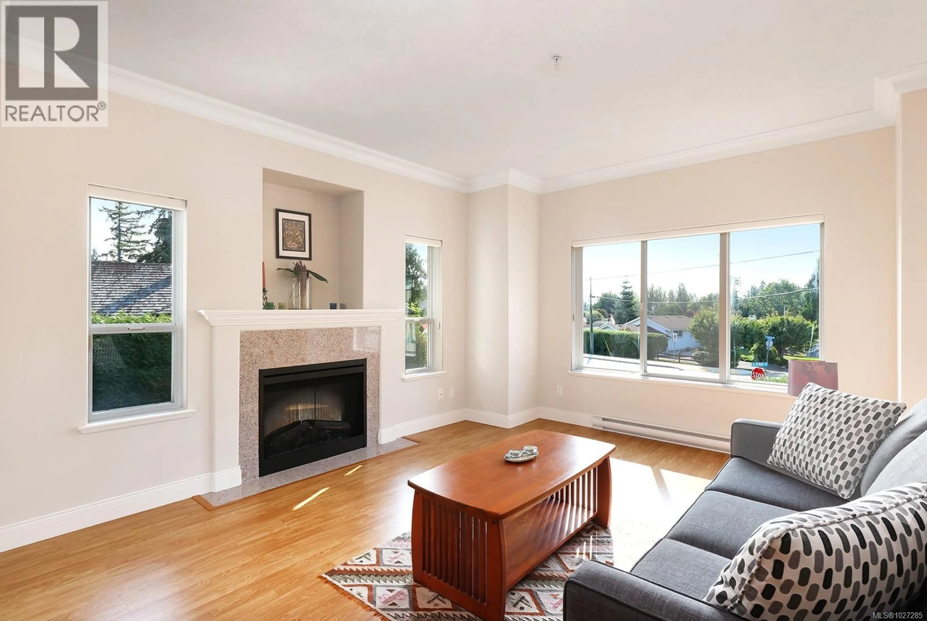 Living room with furniture, wood/laminate floor for 16 - 1646 BALMORAL AVENUE, Comox British Columbia V9M2N1