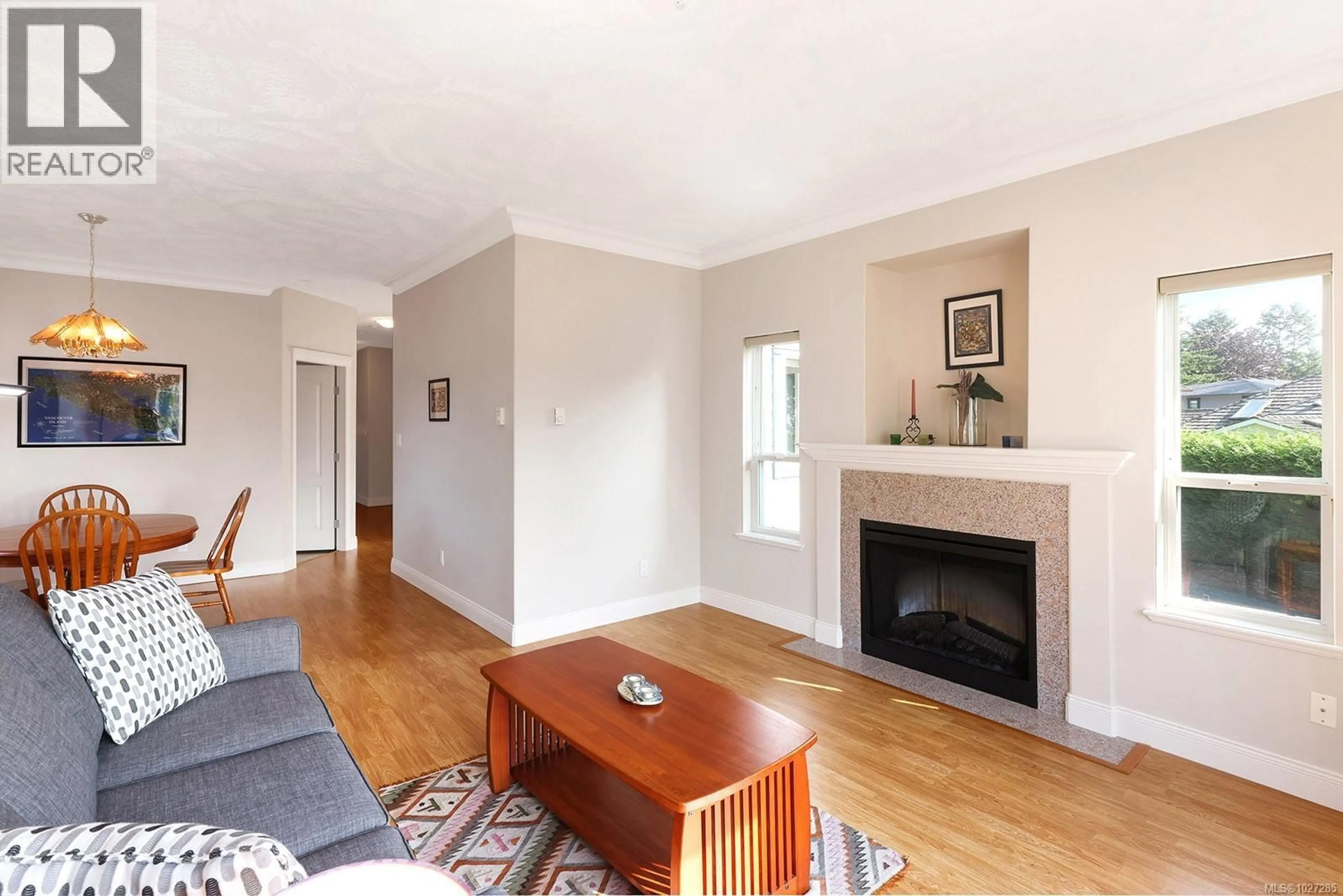 Living room with furniture, wood/laminate floor for 16 - 1646 BALMORAL AVENUE, Comox British Columbia V9M2N1