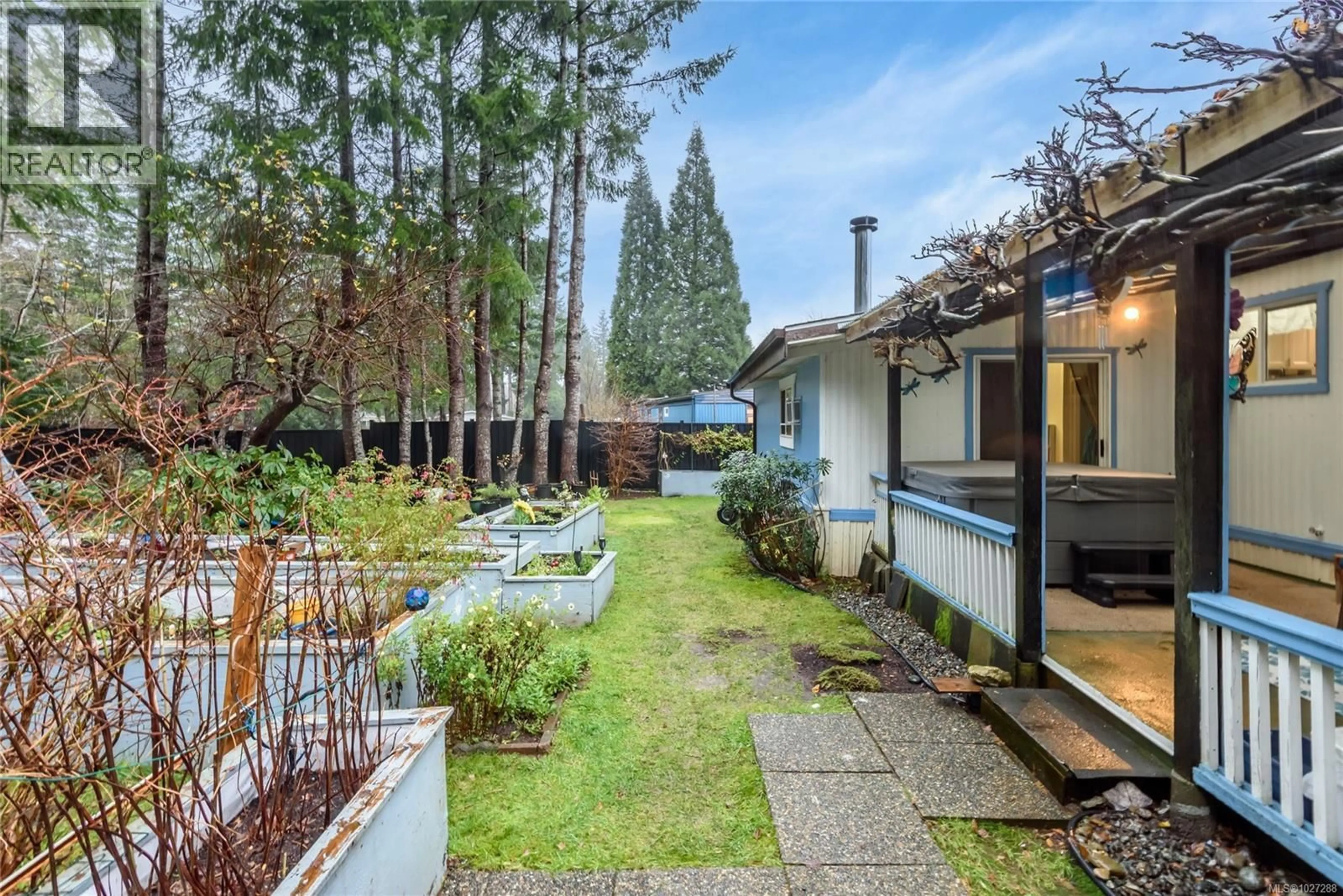 Patio, street for 113 WOODBURN ROAD, Campbell River British Columbia V9W4R4