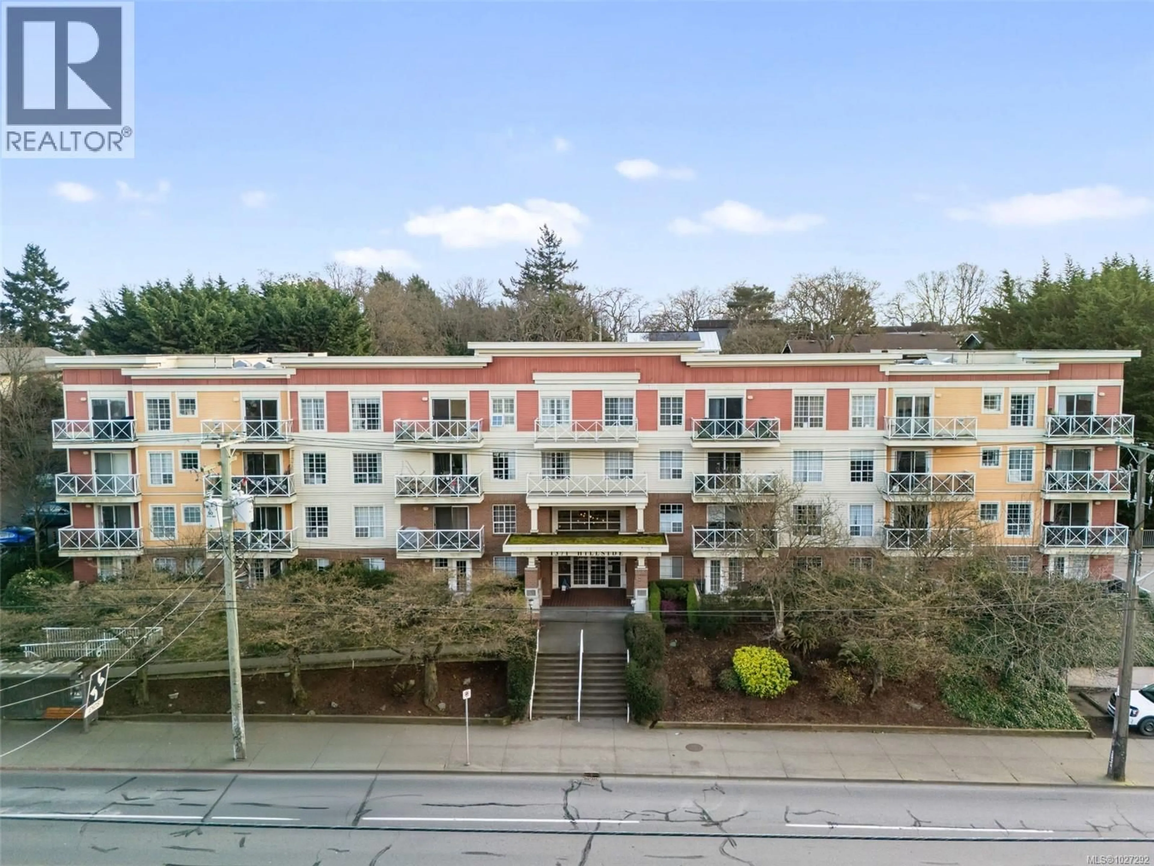 A pic from outside/outdoor area/front of a property/back of a property/a pic from drone, building for 205 - 1371 HILLSIDE AVENUE, Victoria British Columbia V8T2B3