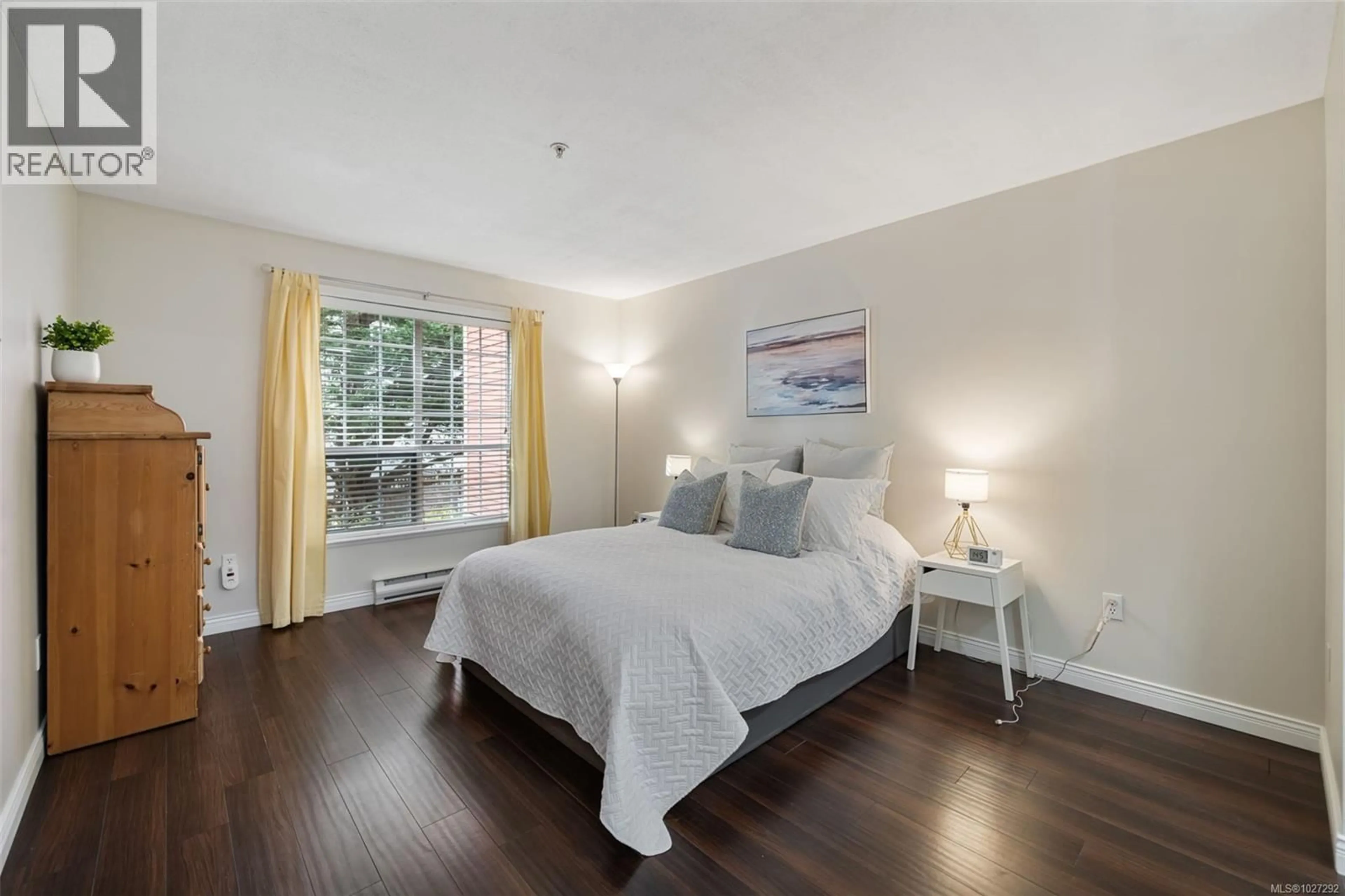 Bedroom with bed, wood/laminate floor for 205 - 1371 HILLSIDE AVENUE, Victoria British Columbia V8T2B3
