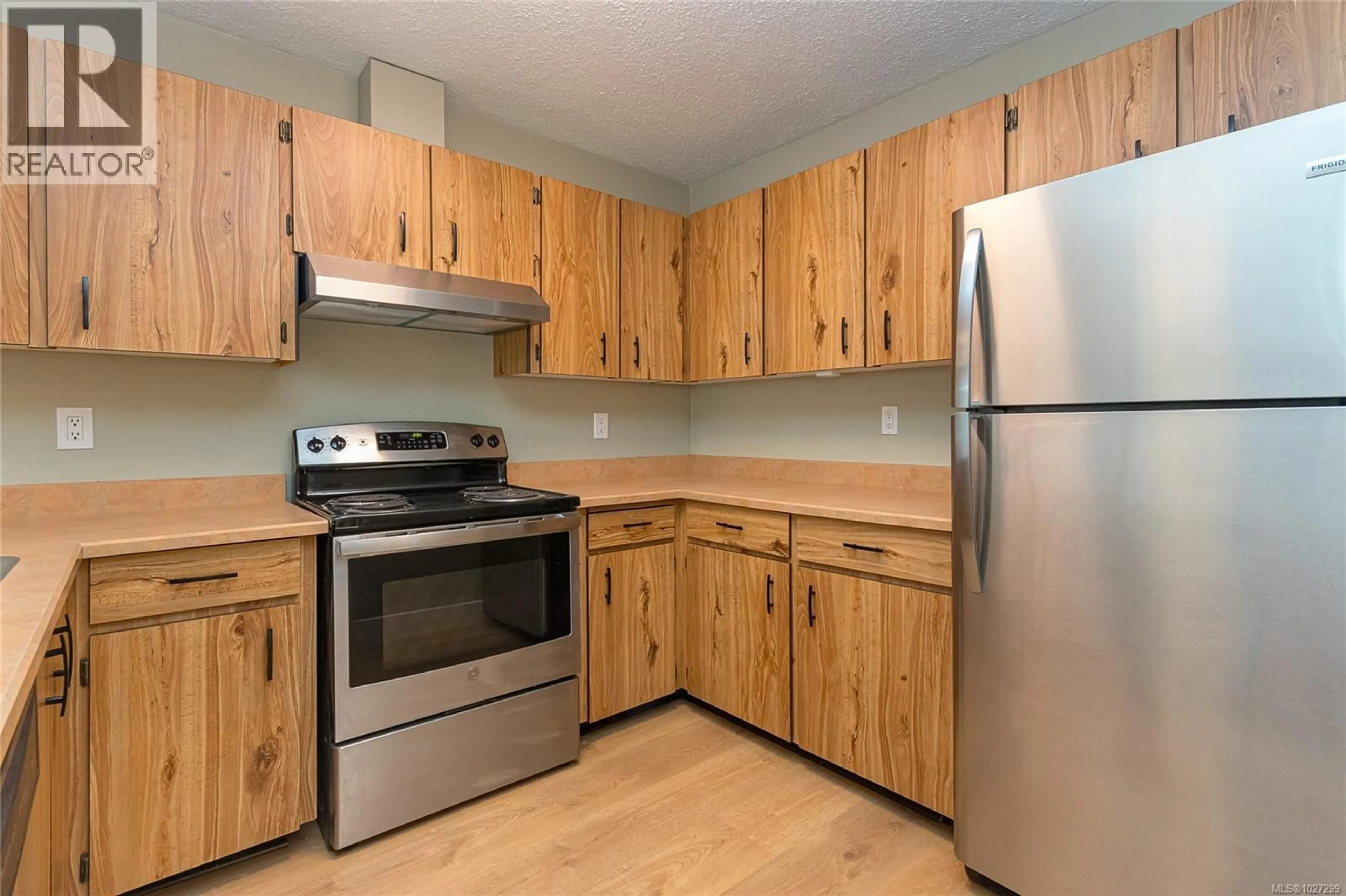 Standard kitchen, wood/laminate floor for 209 - 1745 LEIGHTON ROAD, Victoria British Columbia V8R6R6