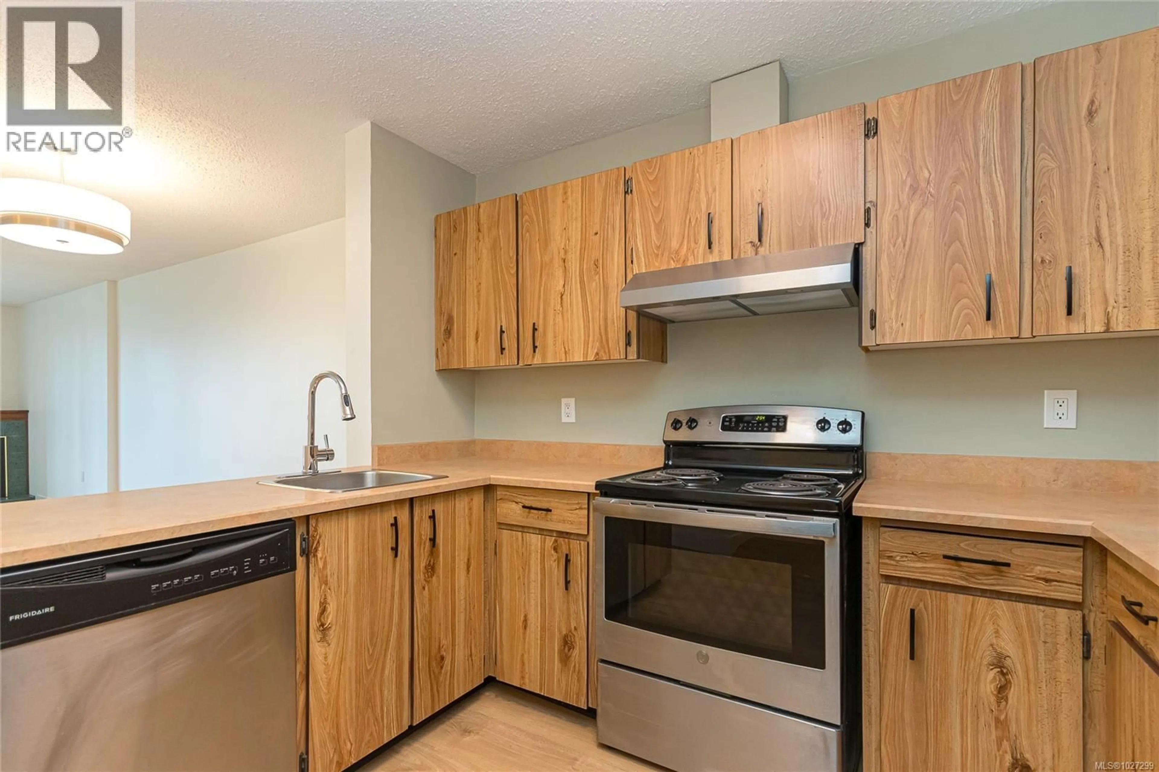 Standard kitchen, wood/laminate floor for 209 - 1745 LEIGHTON ROAD, Victoria British Columbia V8R6R6