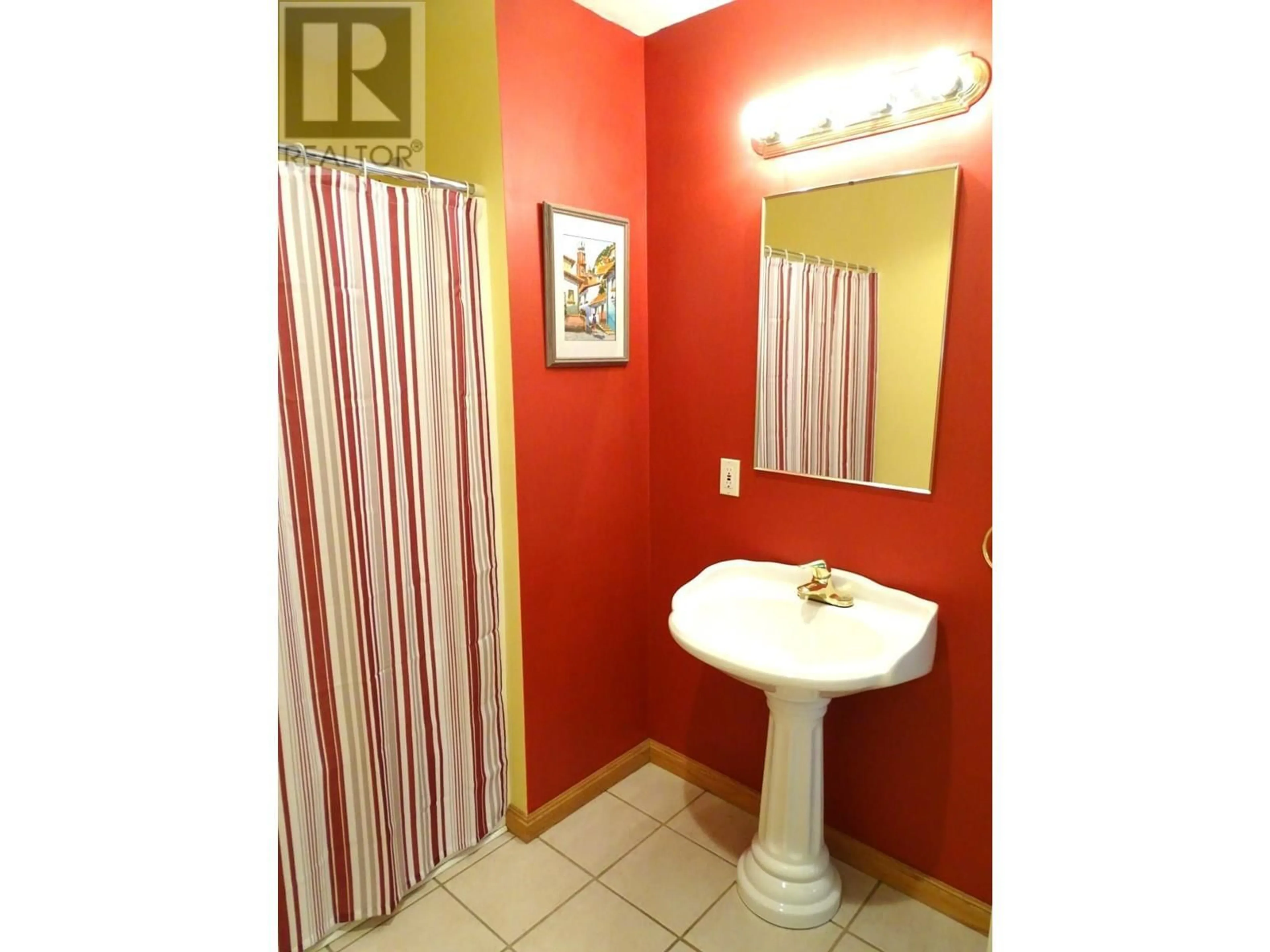 Standard bathroom, ceramic/tile floor for 115 - 1837 ARCHIBALD ROAD, Blind Bay British Columbia V0E2W1