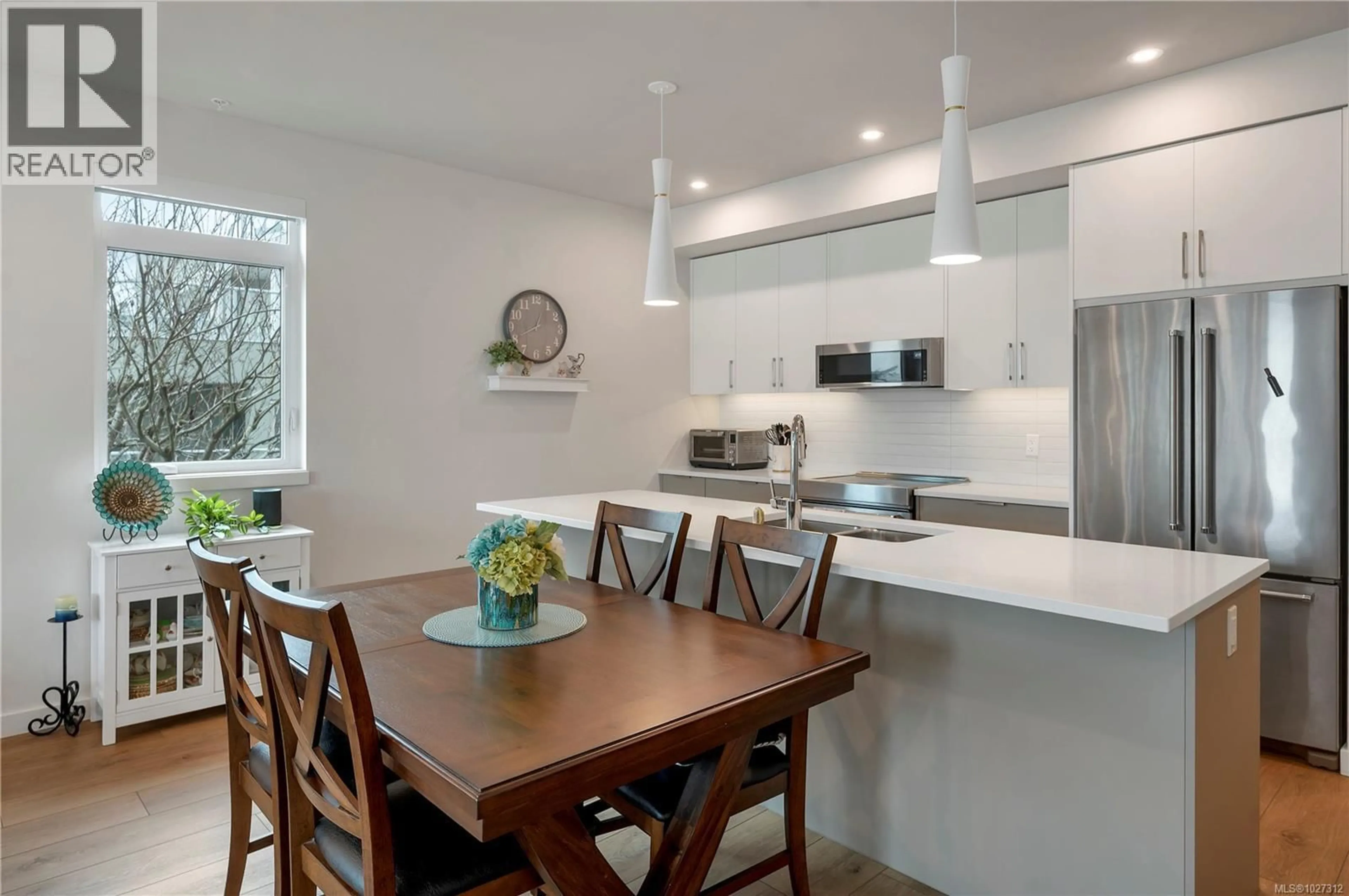 Open concept kitchen, wood/laminate floor for 204 - 684 ISLAND HIGHWAY SOUTH, Campbell River British Columbia V9W1A6