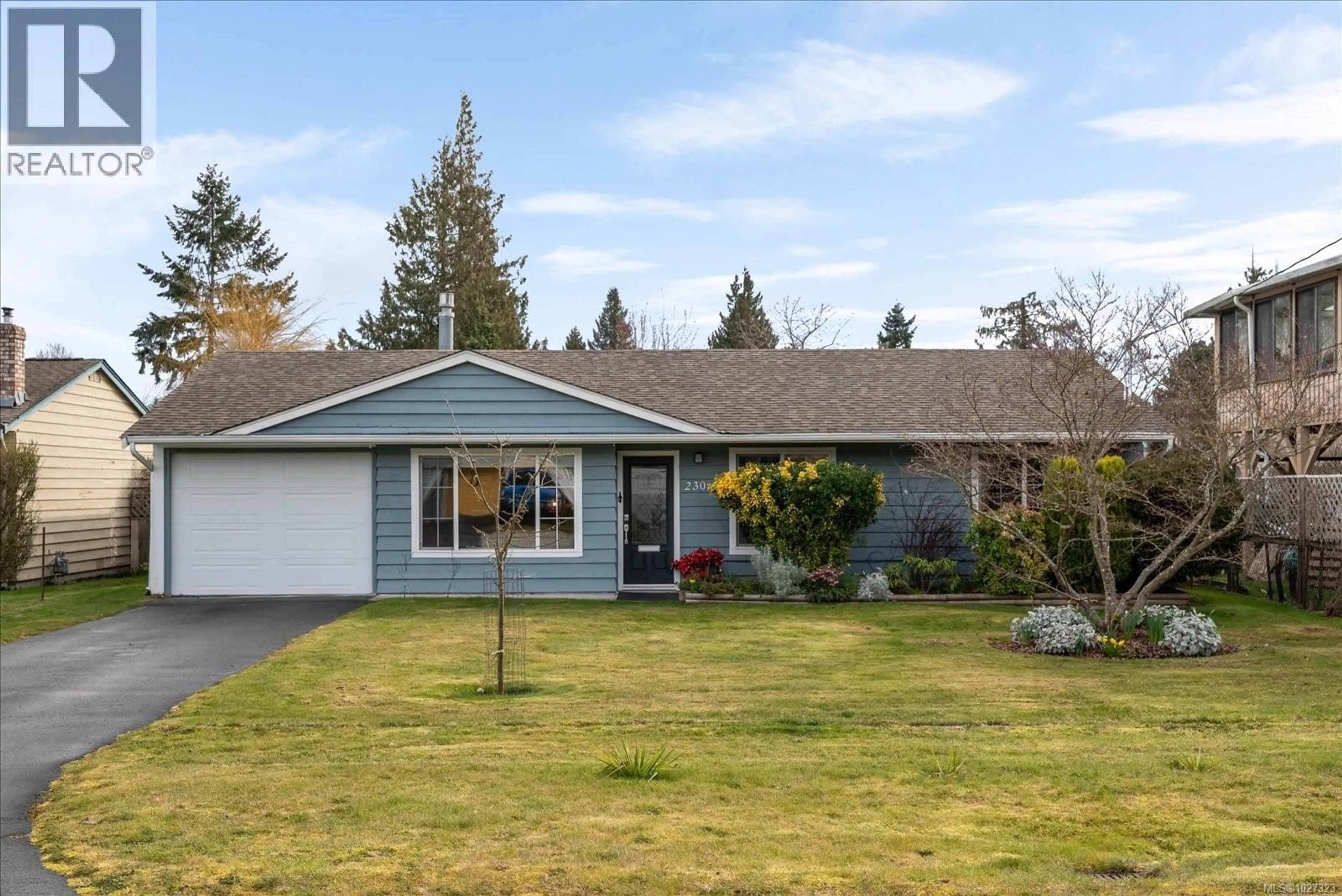 Home with vinyl exterior material, street for 230 EVERGREEN STREET, Parksville British Columbia V9P2G7