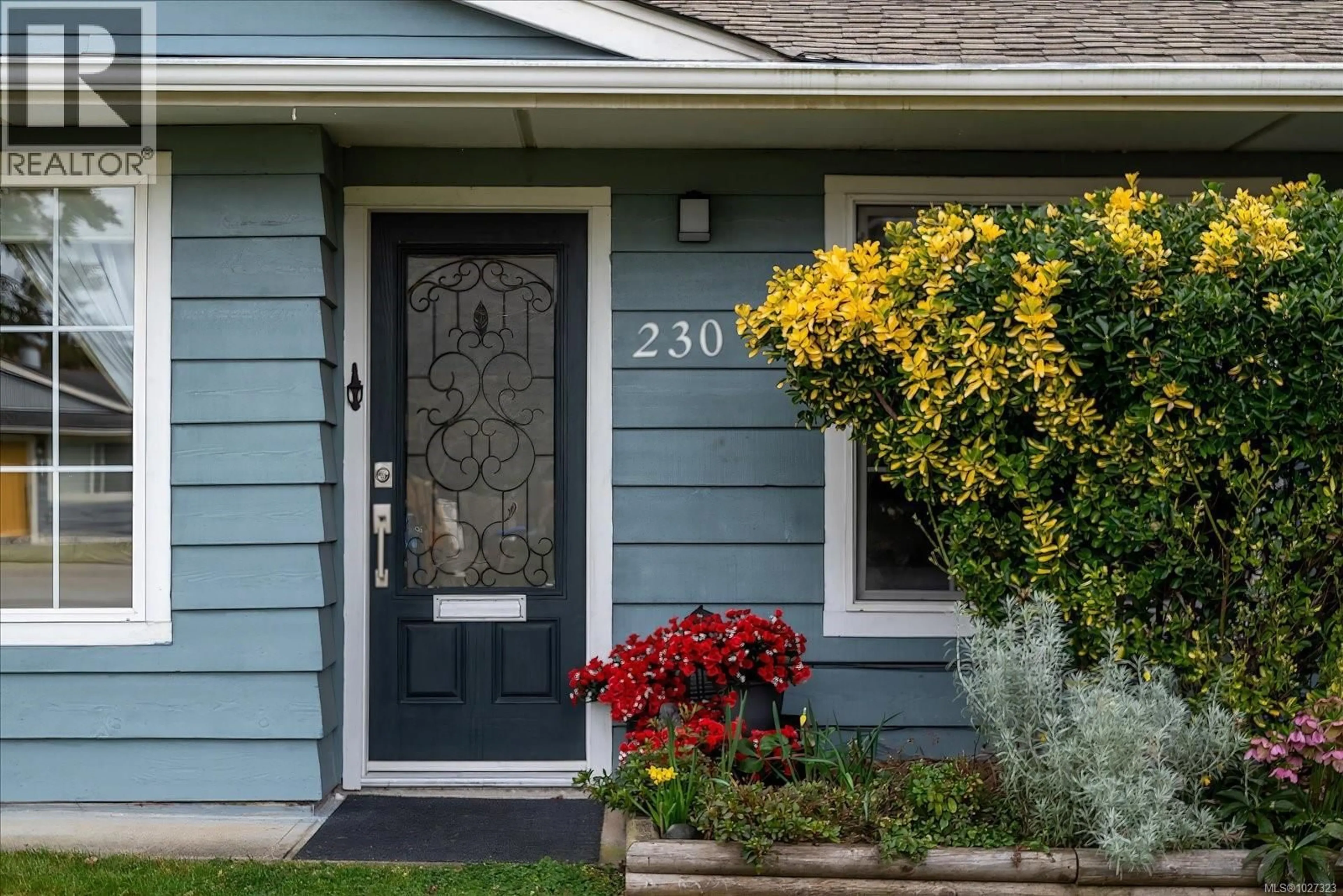 Home with vinyl exterior material, street for 230 EVERGREEN STREET, Parksville British Columbia V9P2G7