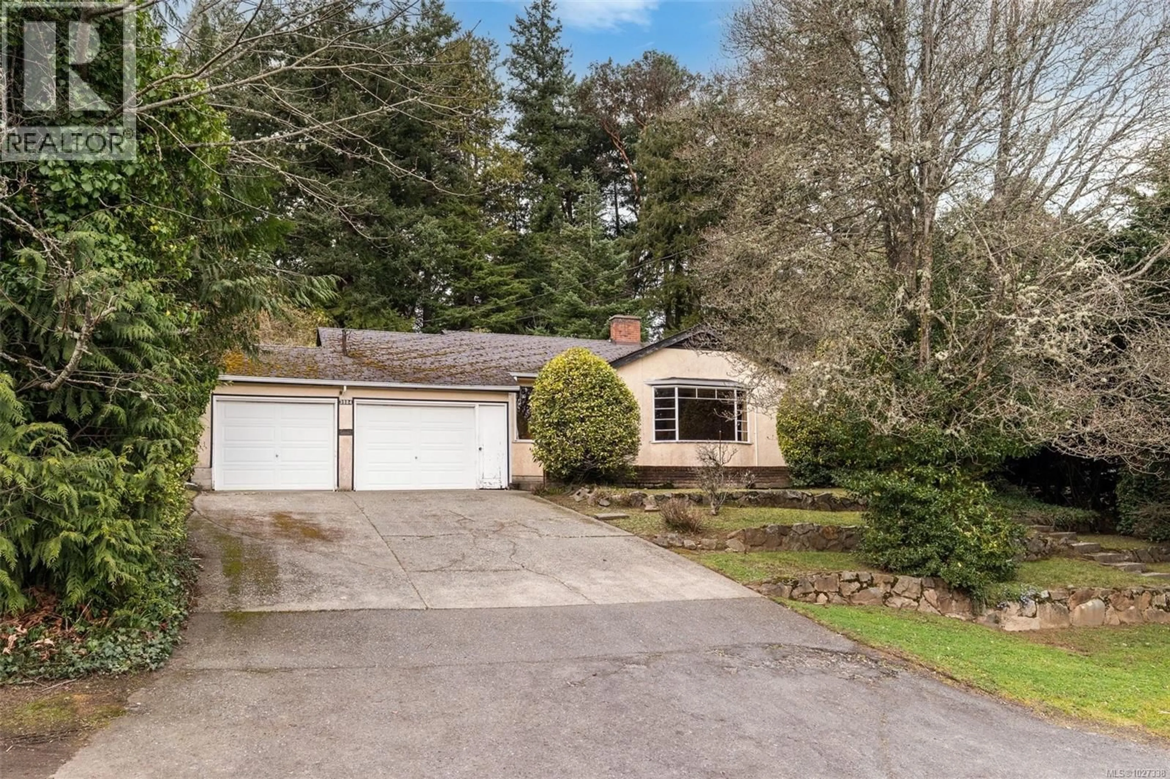 A pic from outside/outdoor area/front of a property/back of a property/a pic from drone, street for 3984 HOLLYDENE PLACE, Saanich British Columbia V8N3Z7