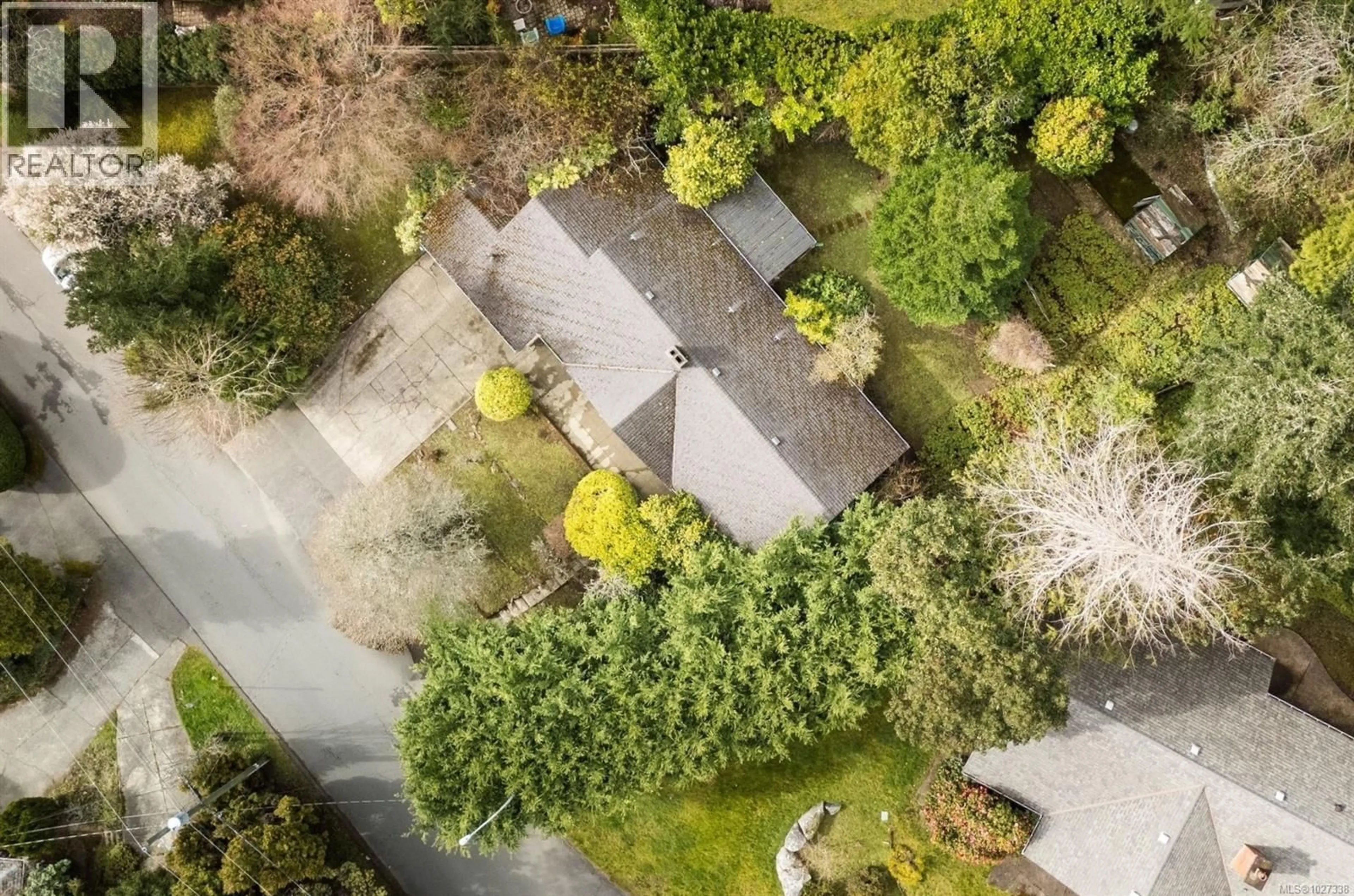 A pic from outside/outdoor area/front of a property/back of a property/a pic from drone, street for 3984 HOLLYDENE PLACE, Saanich British Columbia V8N3Z7