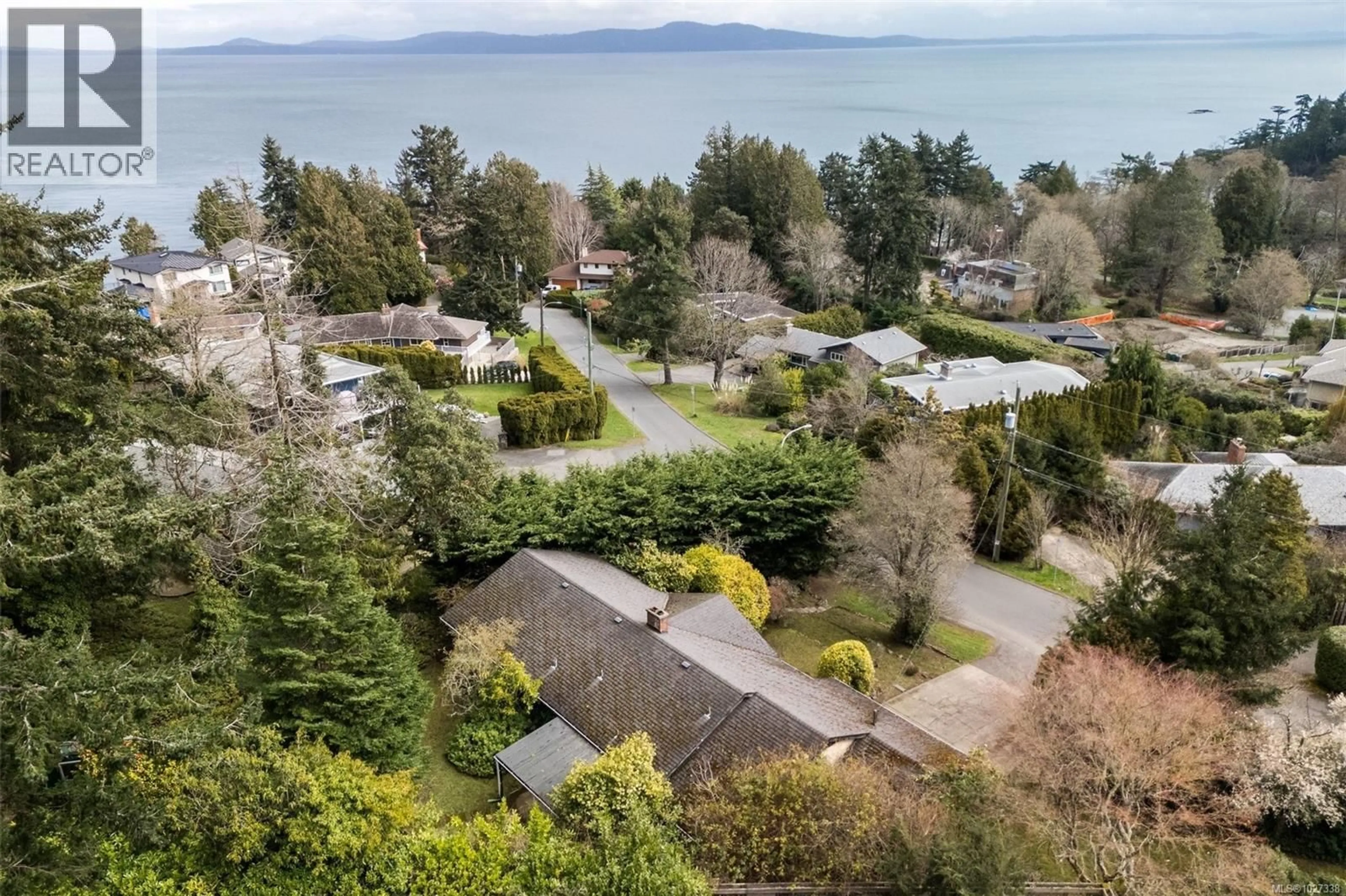 A pic from outside/outdoor area/front of a property/back of a property/a pic from drone, water/lake/river/ocean view for 3984 HOLLYDENE PLACE, Saanich British Columbia V8N3Z7