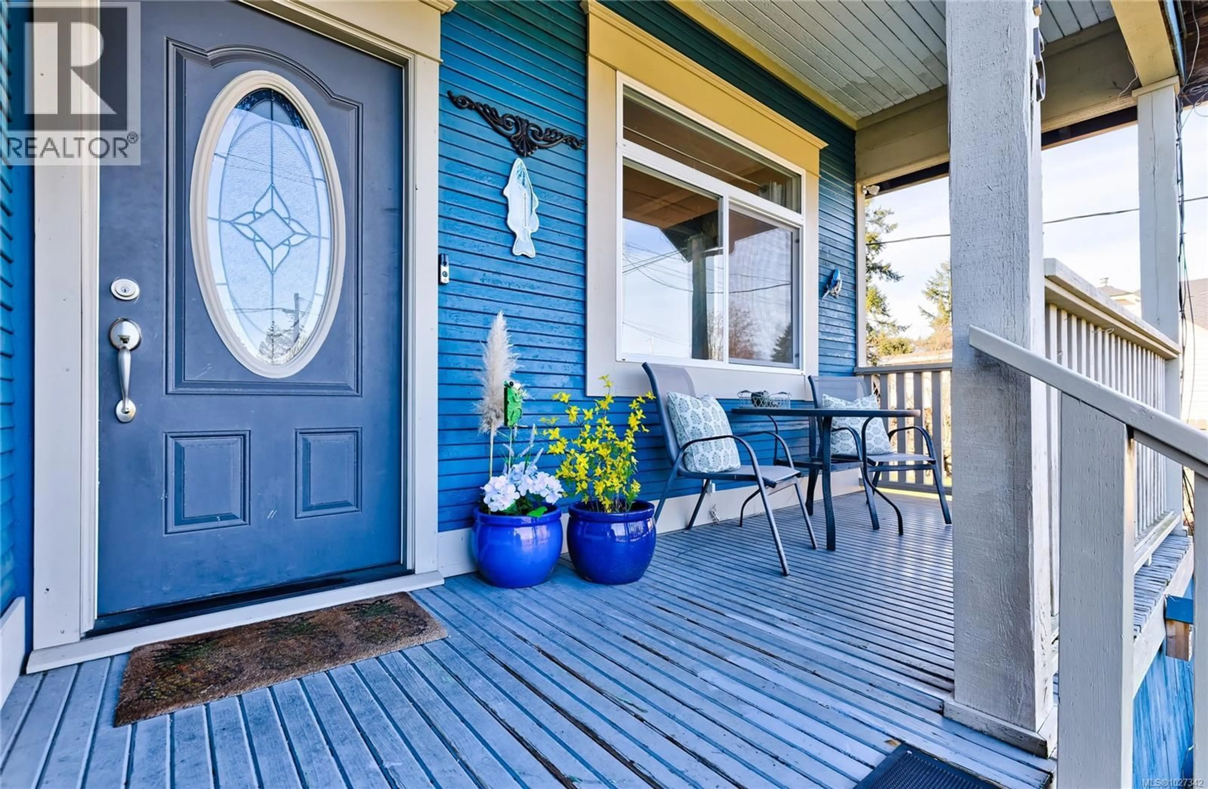 Home with vinyl exterior material, street for 375 HOWARD AVENUE, Nanaimo British Columbia V9R3R8