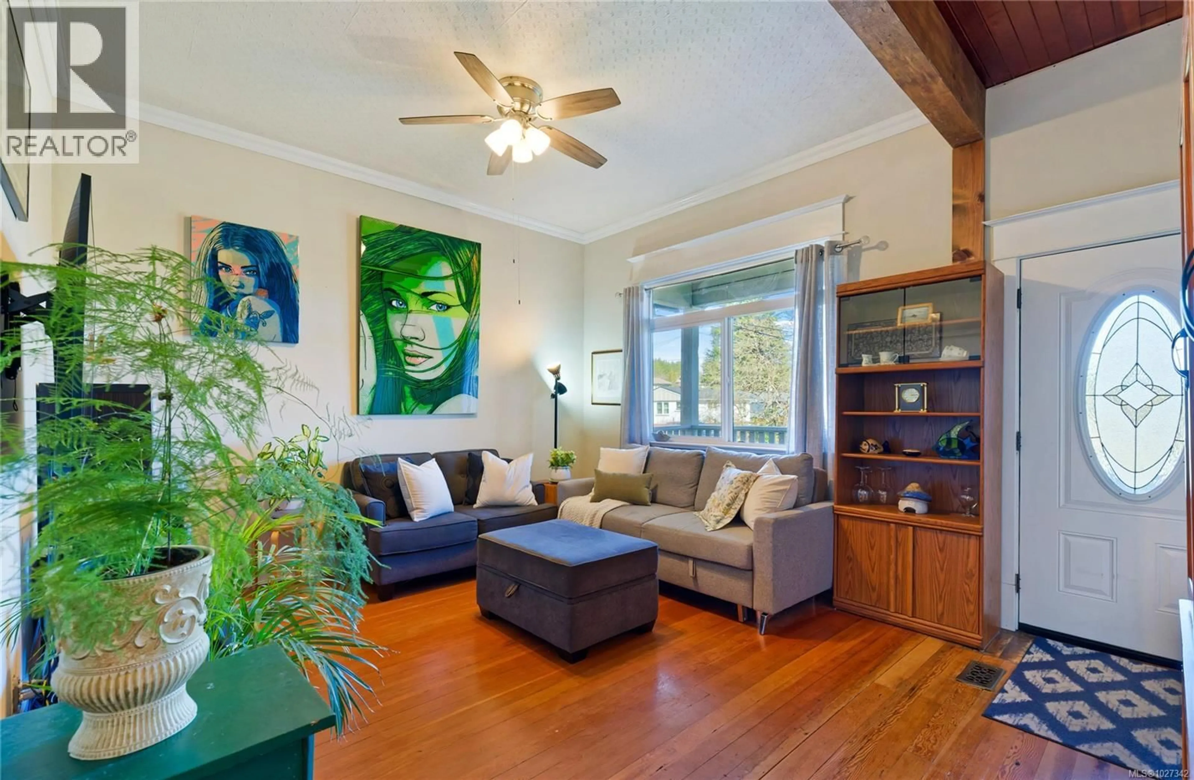 Living room with furniture, wood/laminate floor for 375 HOWARD AVENUE, Nanaimo British Columbia V9R3R8