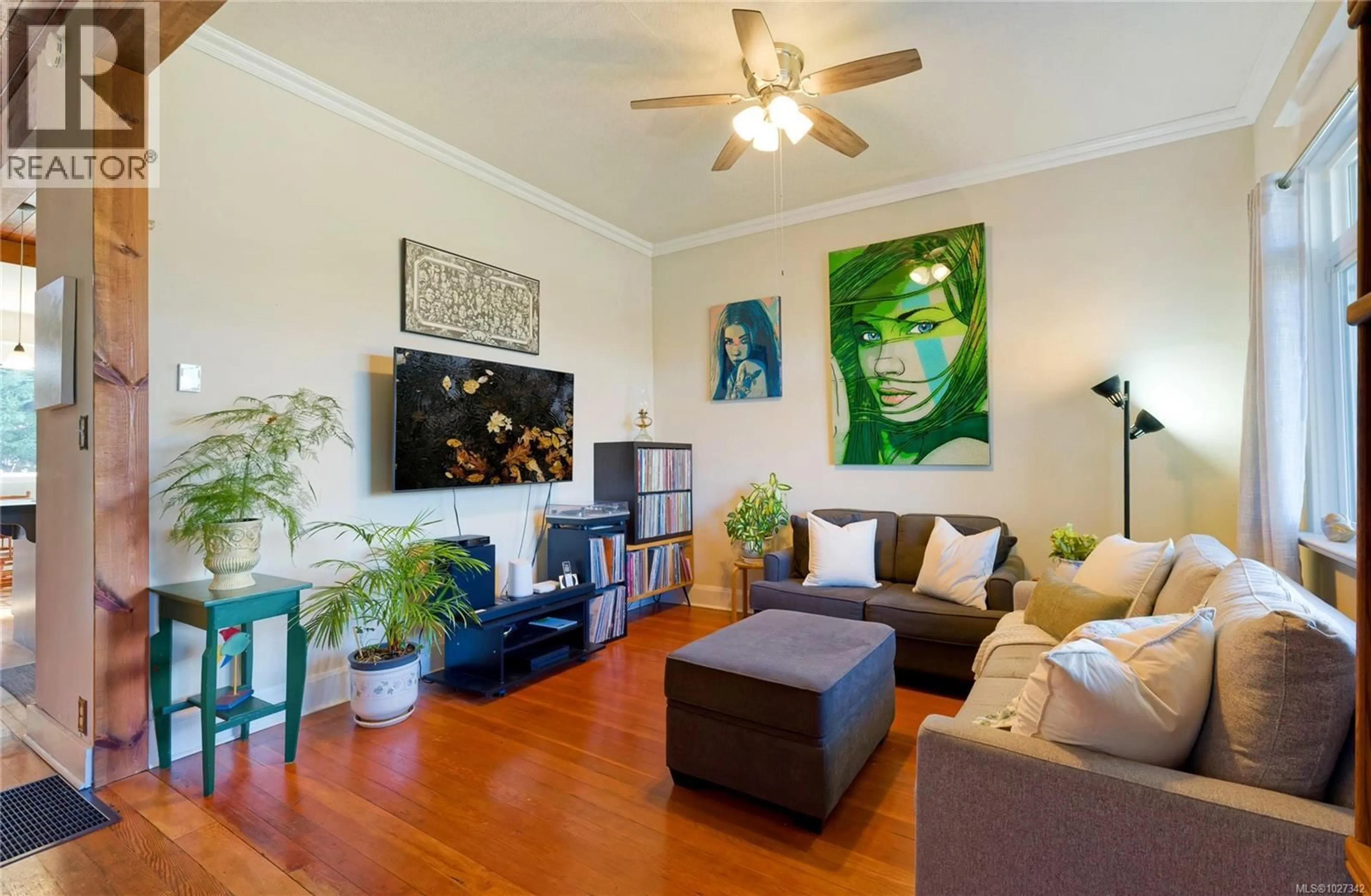 Living room with furniture, wood/laminate floor for 375 HOWARD AVENUE, Nanaimo British Columbia V9R3R8